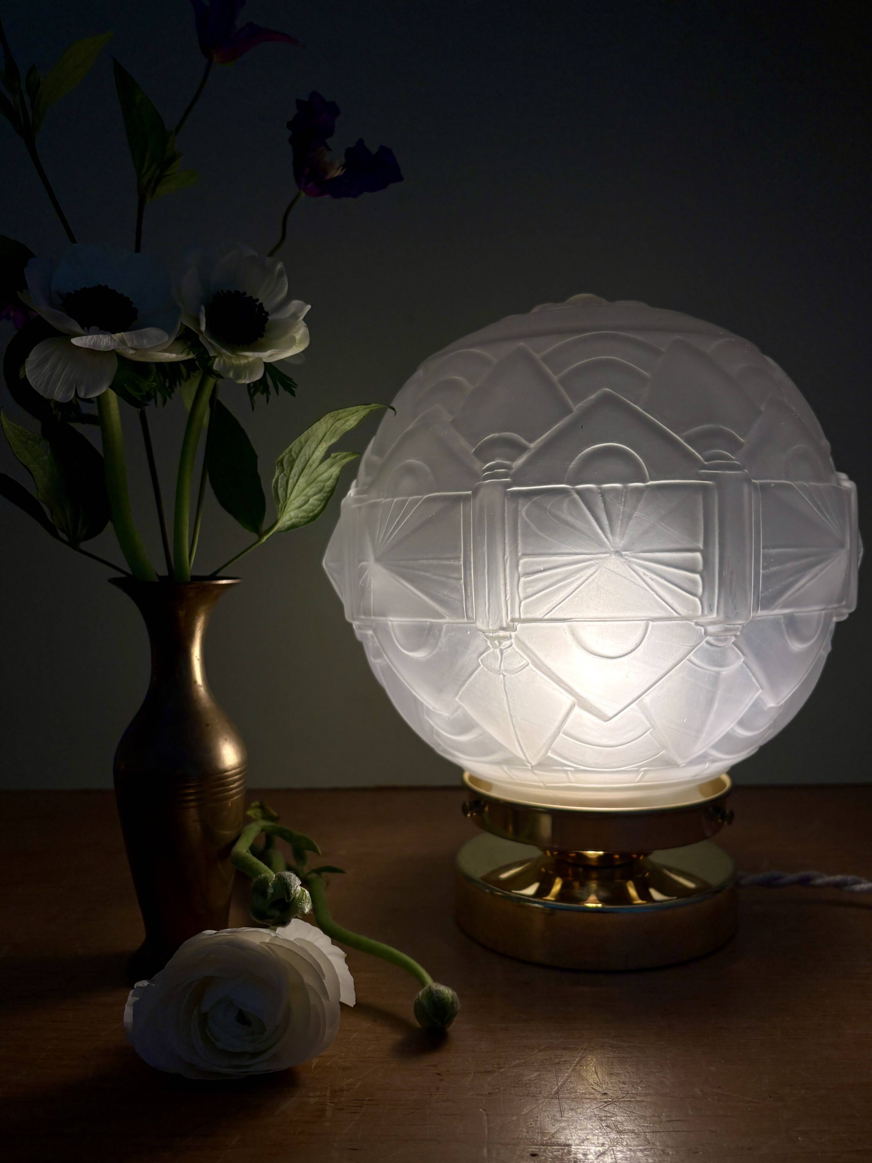 Vintage art deco globe table lamp in frosted glass