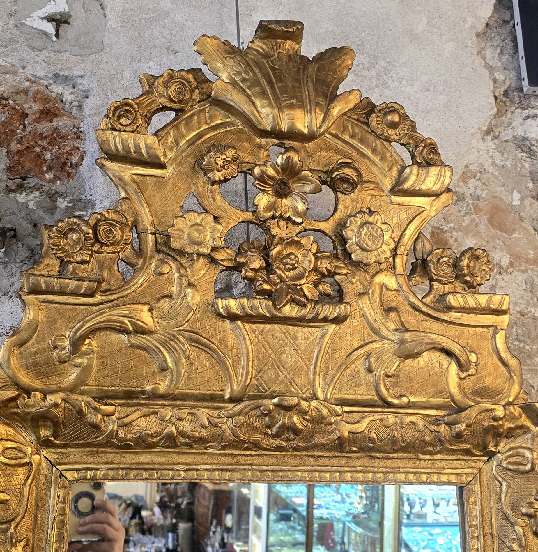 Miroir d’époque Régence à fronton en bois sculpté et doré  – XVIIIe