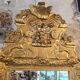Miroir d’époque Régence à fronton en bois sculpté et doré  – XVIIIe