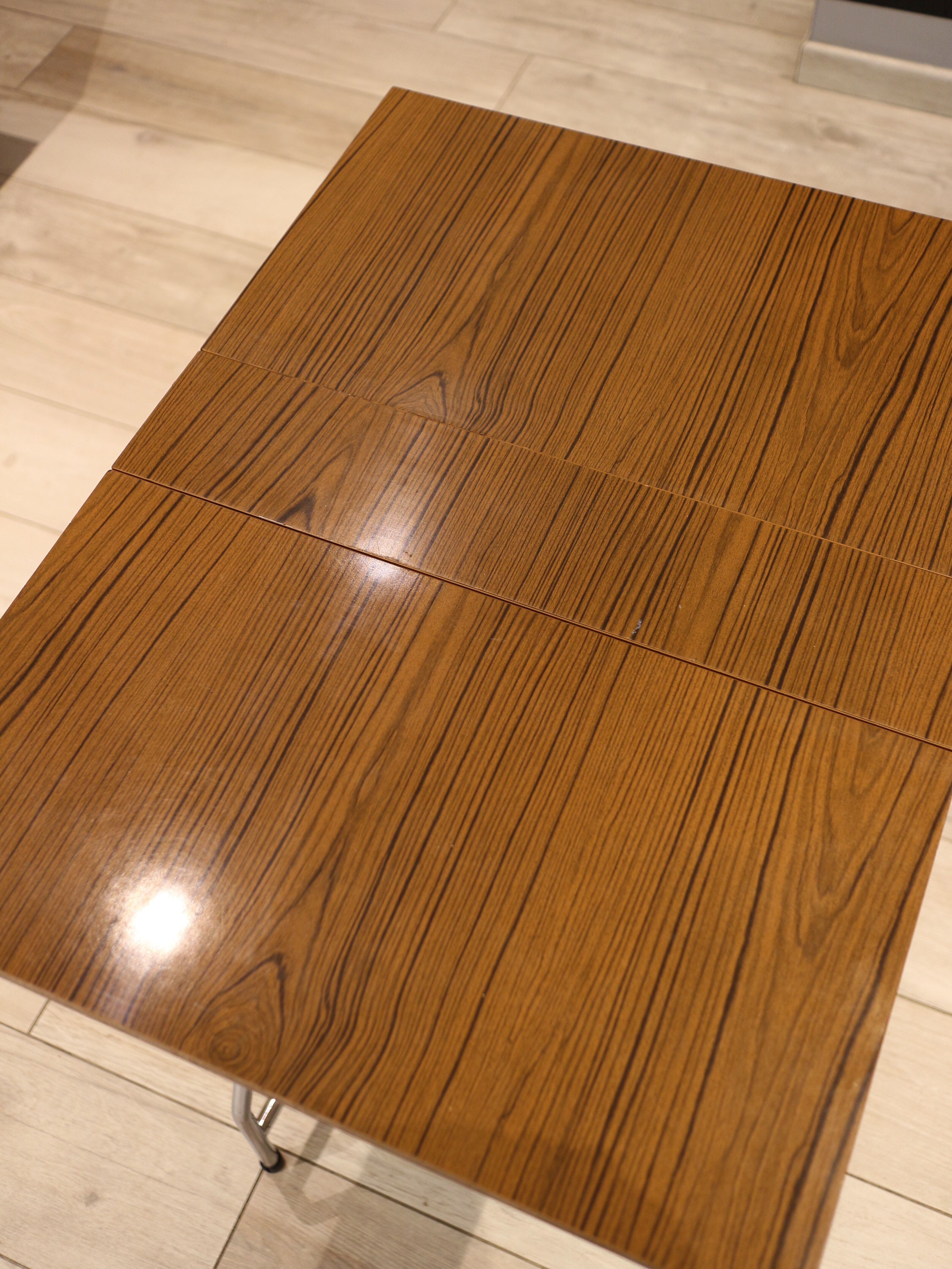 Table in folding brown Formica