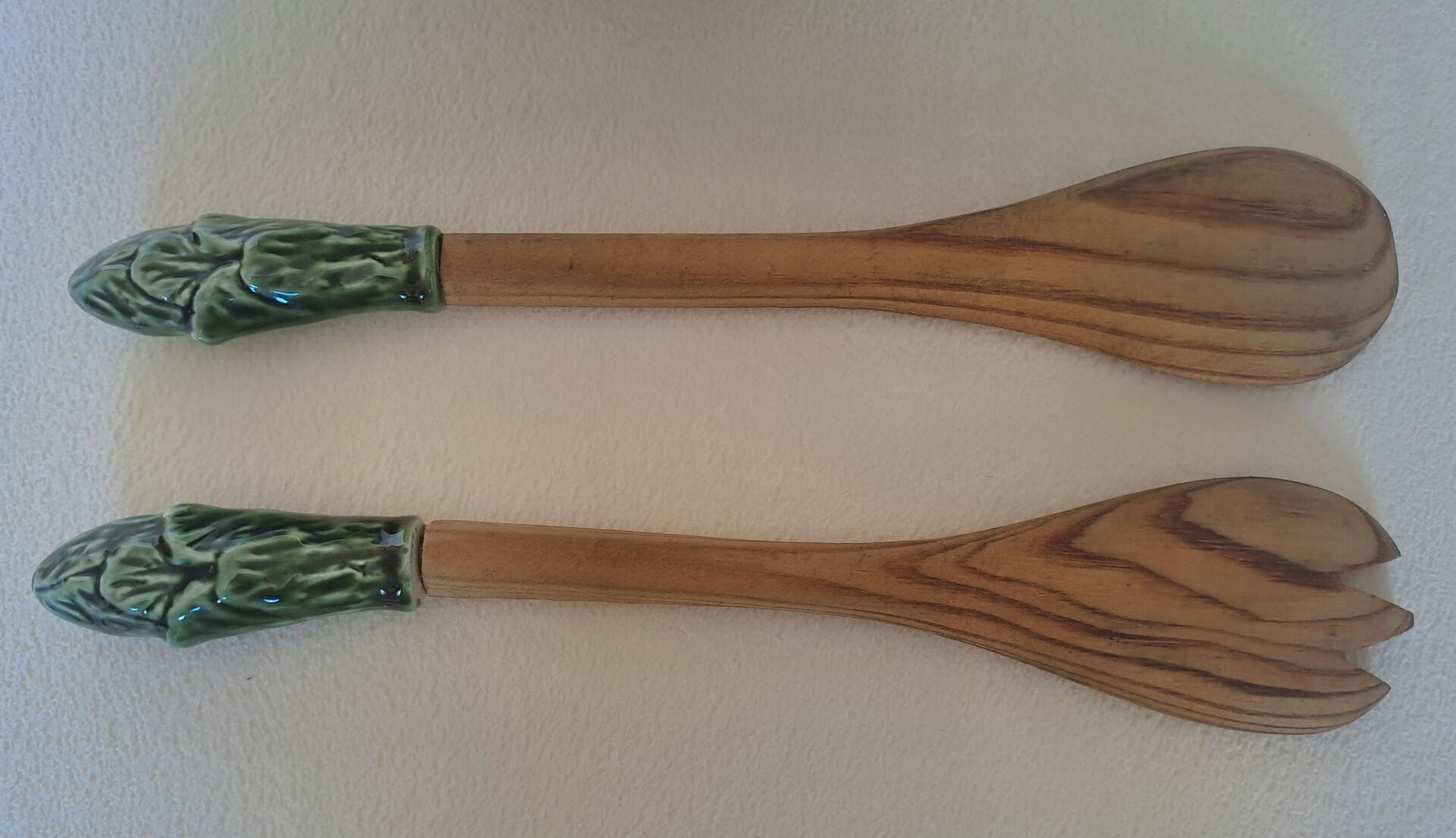 Cabbage bowl and its salad utensils in earthenware