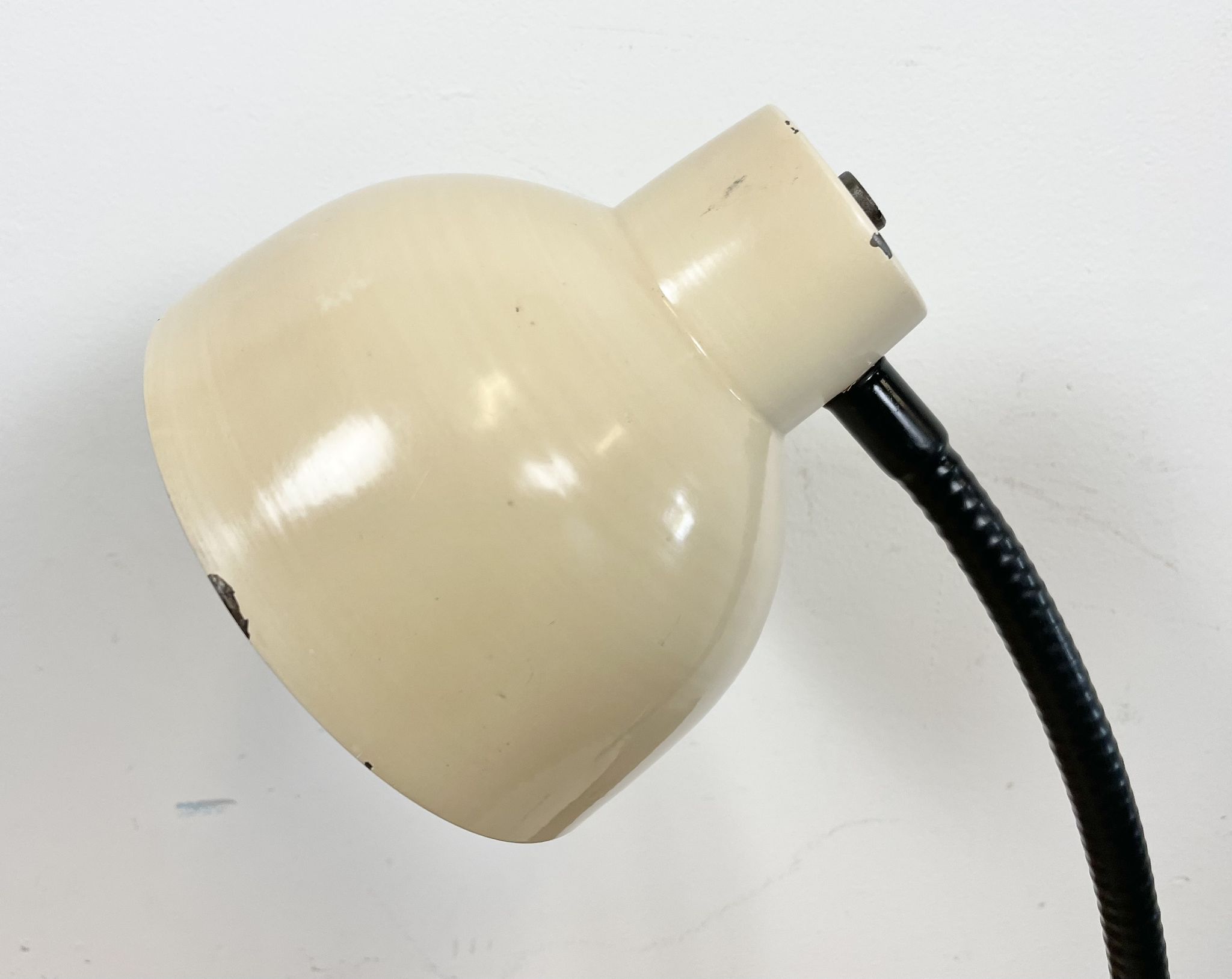 Beige industrial gooseneck table lamp, 1960s