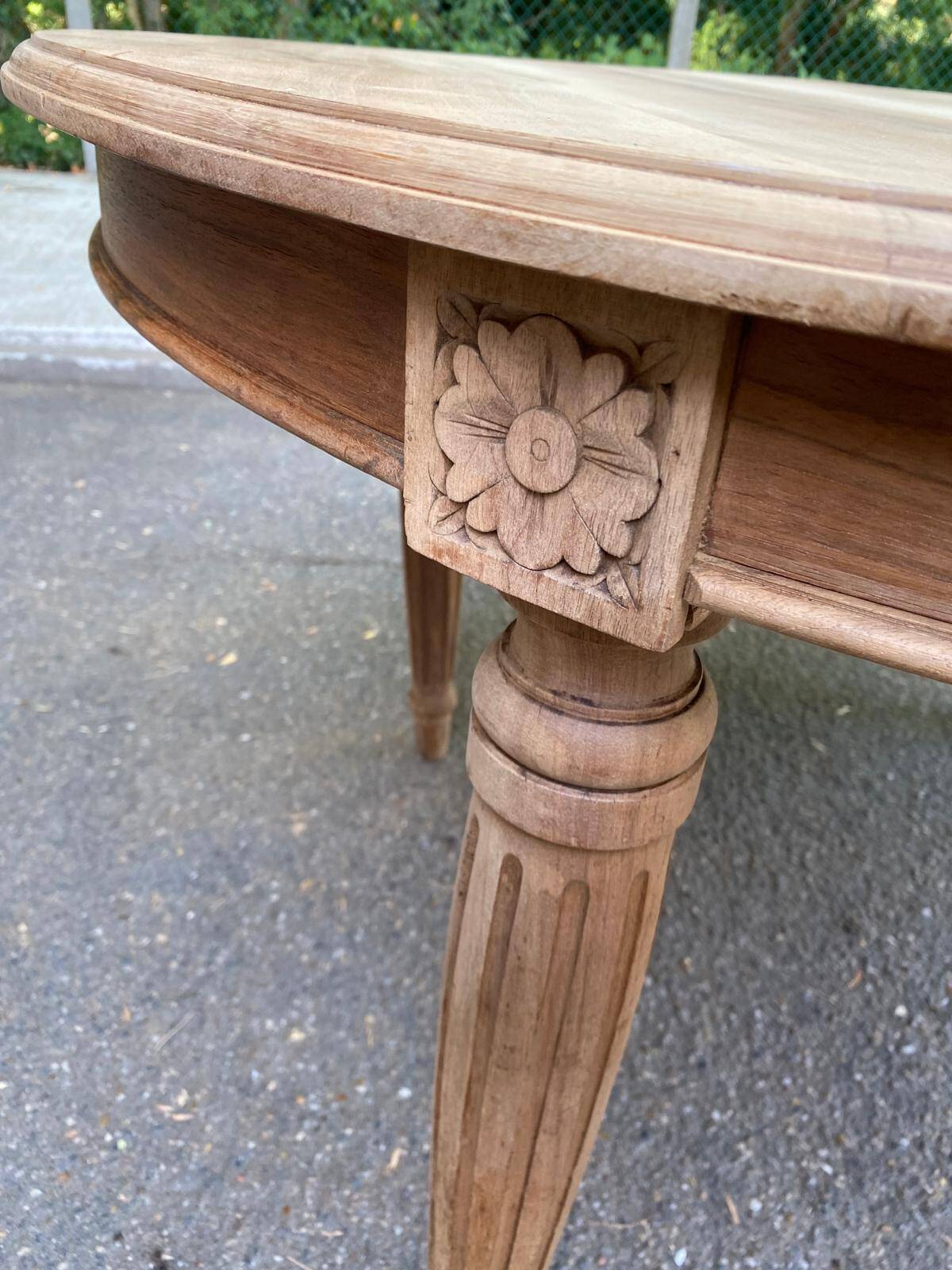 Art Deco round extendable dining table stripped in solid walnut from the 1920s.