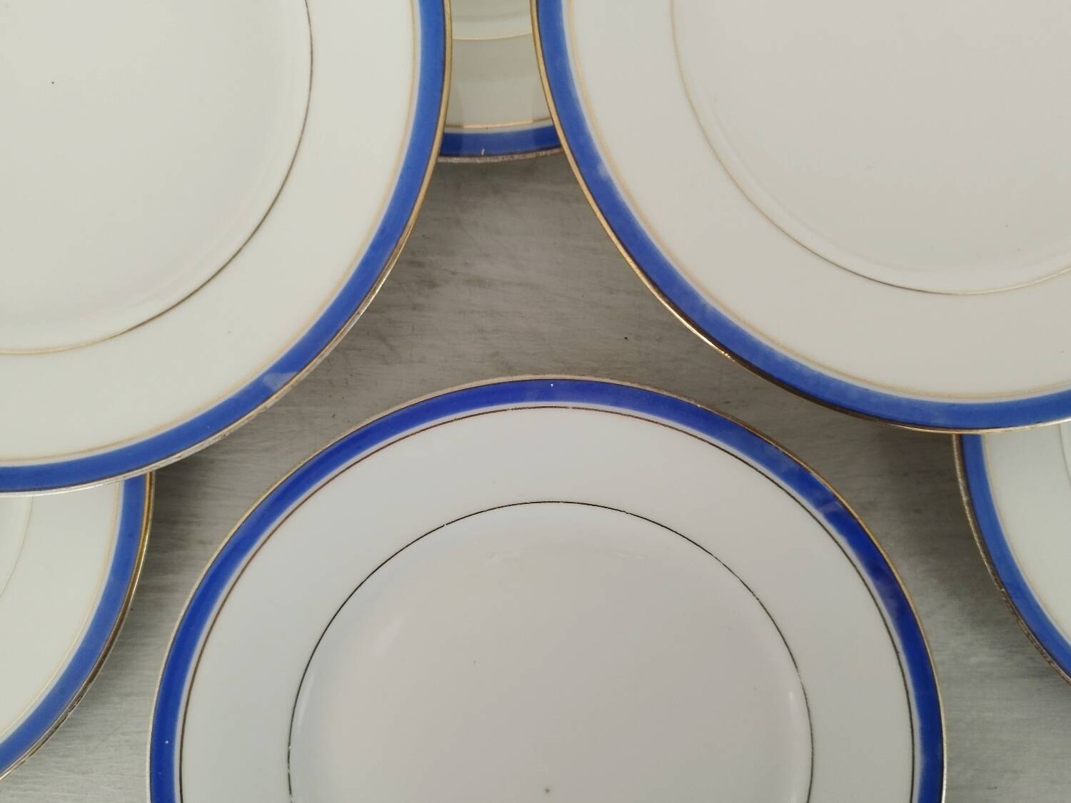 White Porcelain Cheesecake Dessert Plates with Blue Border and Gold Fillet
