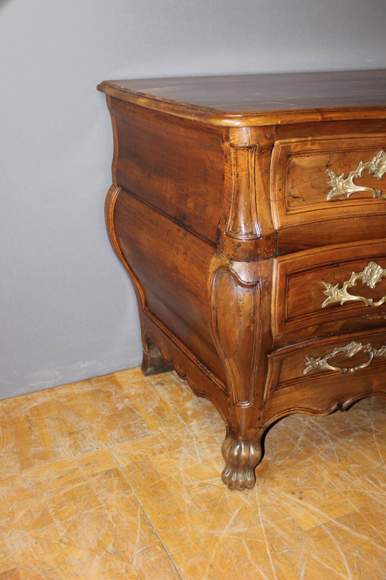 Bordeaux Tomb Commode in Walnut, 18th Century