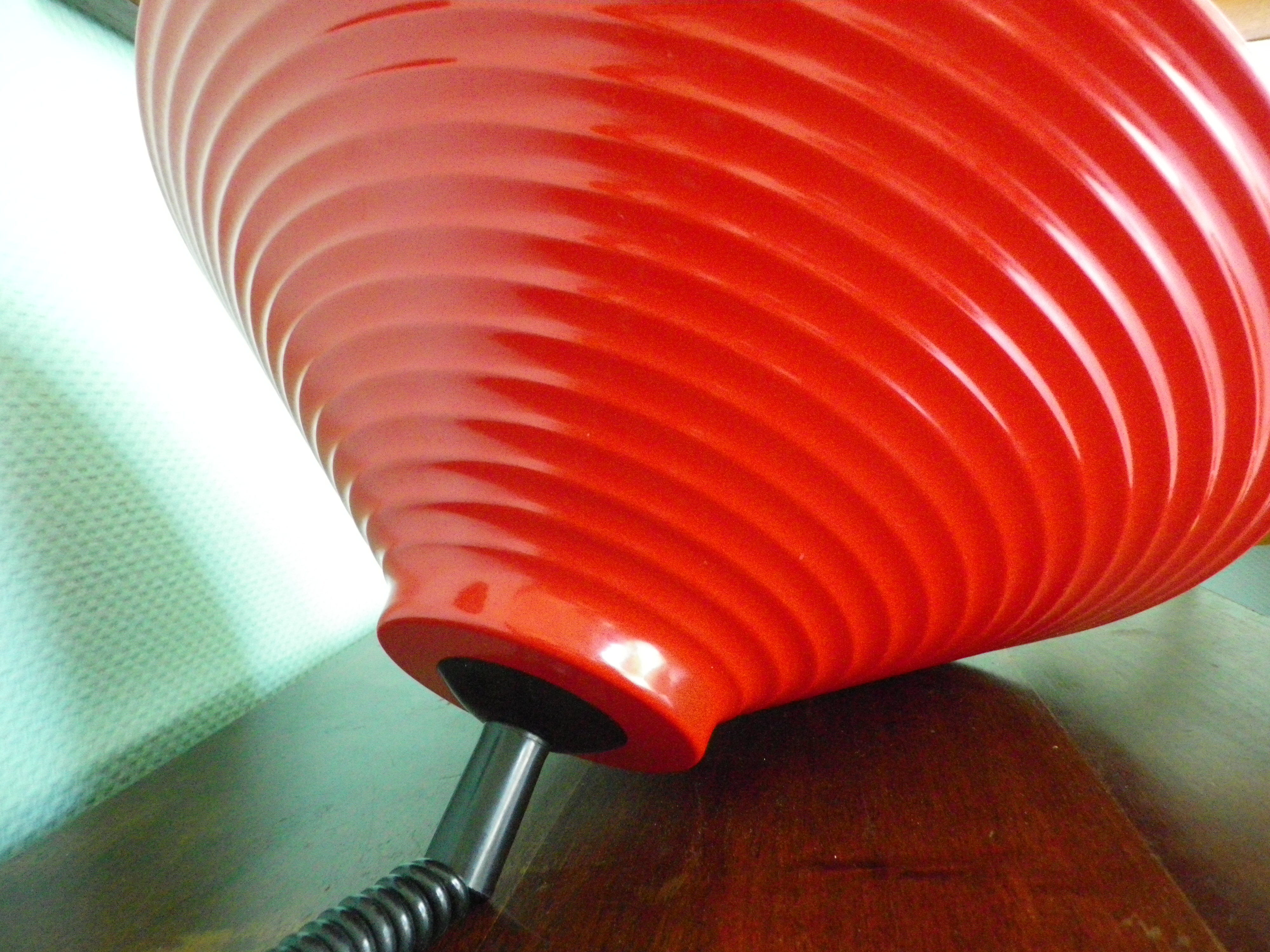 Red metal suspension with "up, down" system