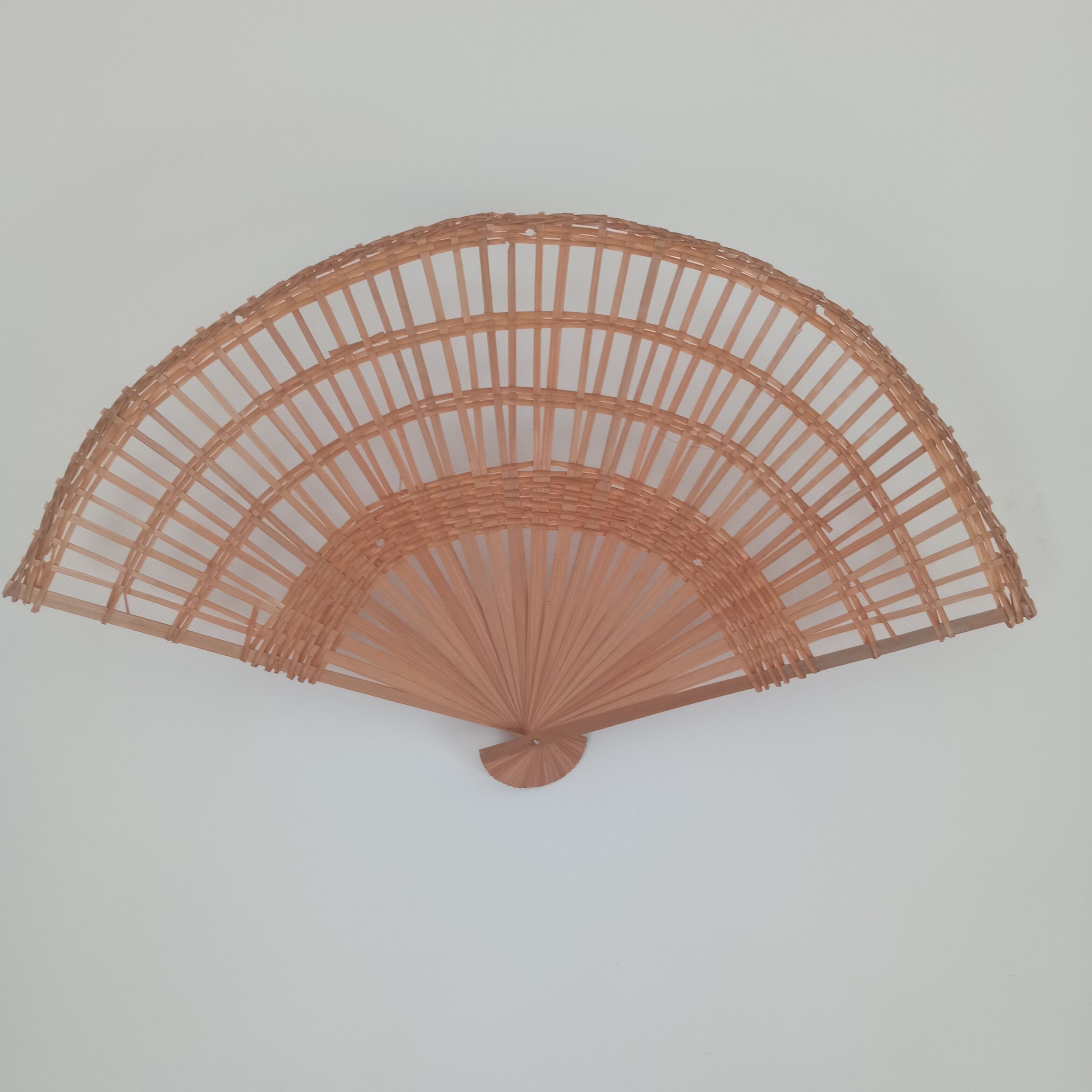 Vintage braided rattan eventail