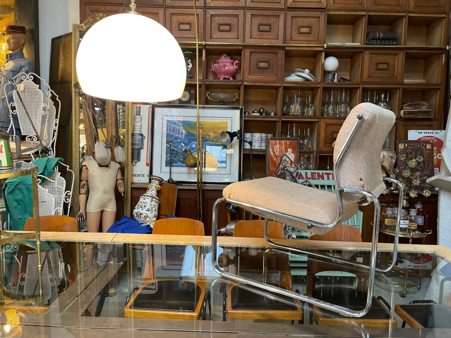 Fauteuil / chauffeuse de salon tissus et chrome Atal 1970
