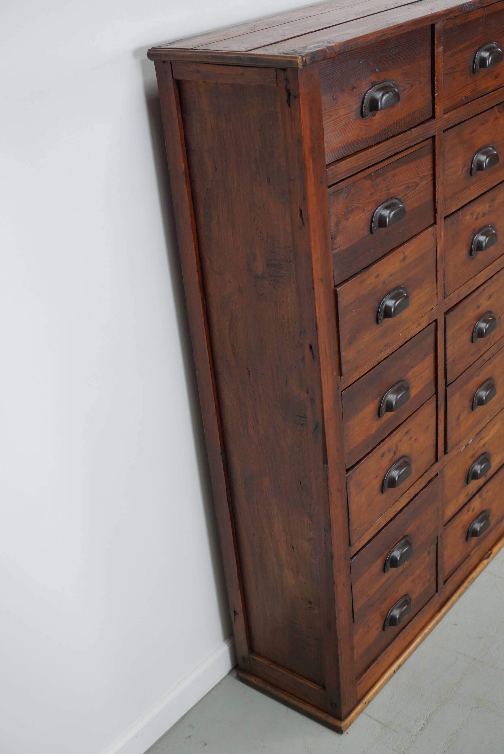 Cabinet d'Apothicaire Antique en Pin, France, Début du 20ème Siècle