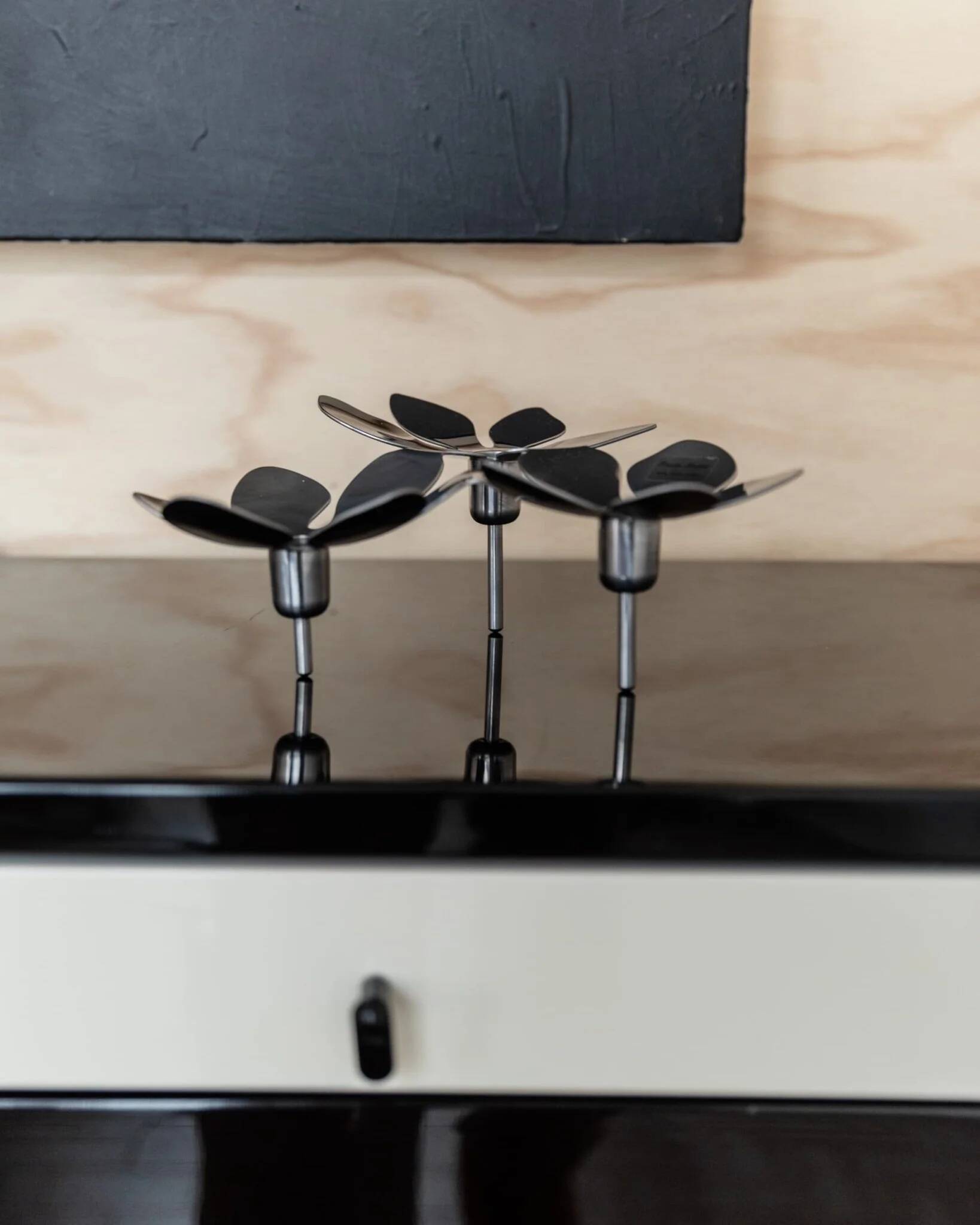 Bougeoir en acier inoxydable argenté par Monica Mulder pour Ikea, en forme de fleur, pour 3 bougies, Suède, années 1990.