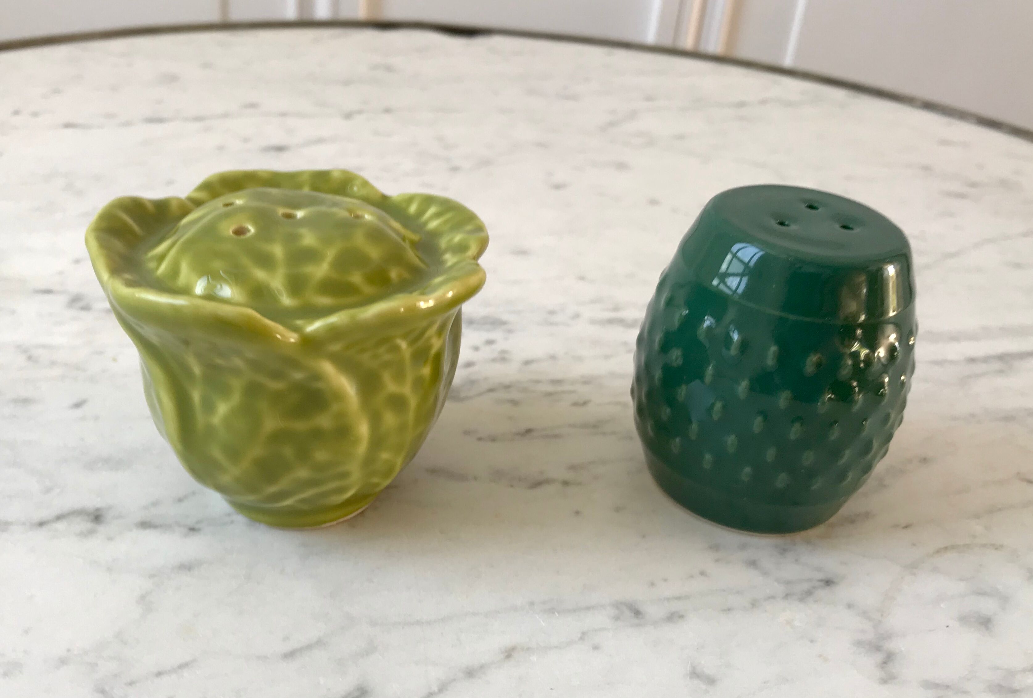 Duo of salt shaker and pepper maker in slurry cabbage 50s