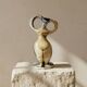 Vase sculptural biomorphique en céramique représentant une forme féminine, Europe, XXe siècle