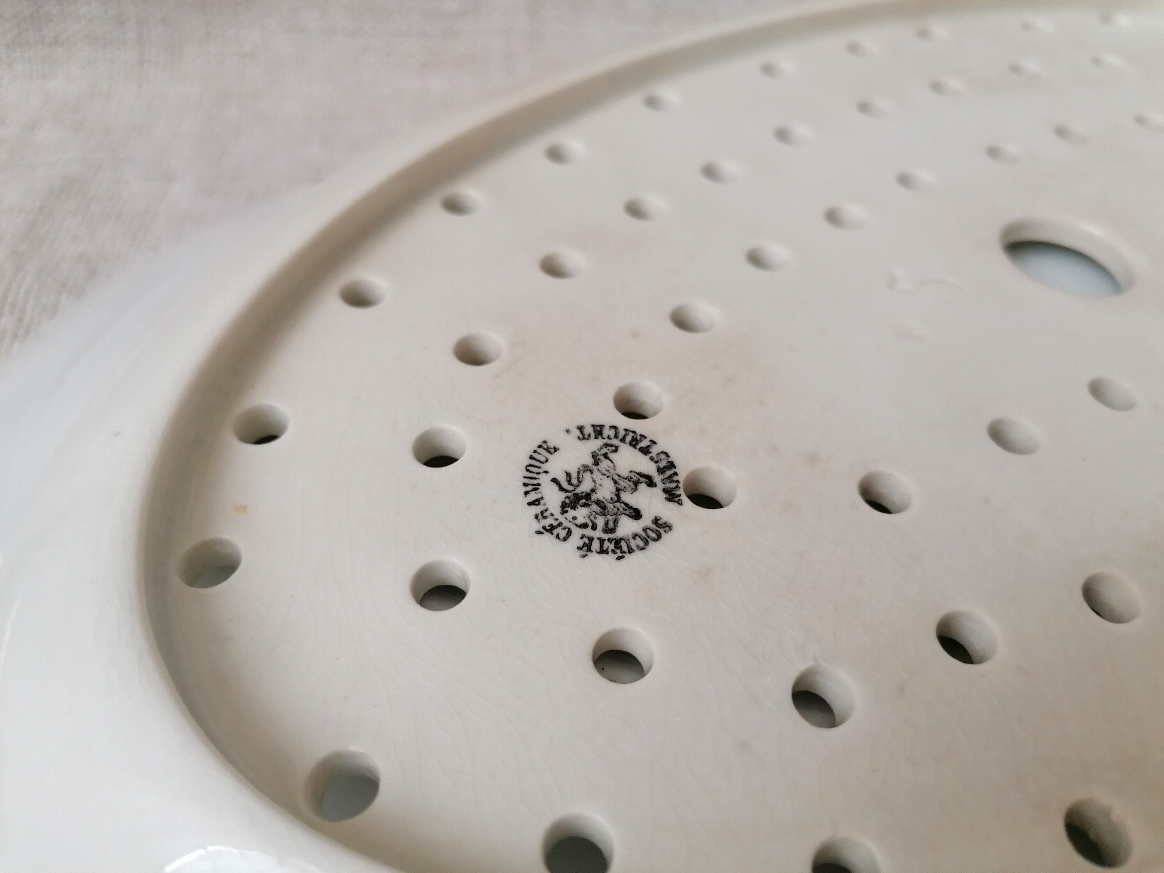 Flat and its earthenware drain Société Céramique Maastricht