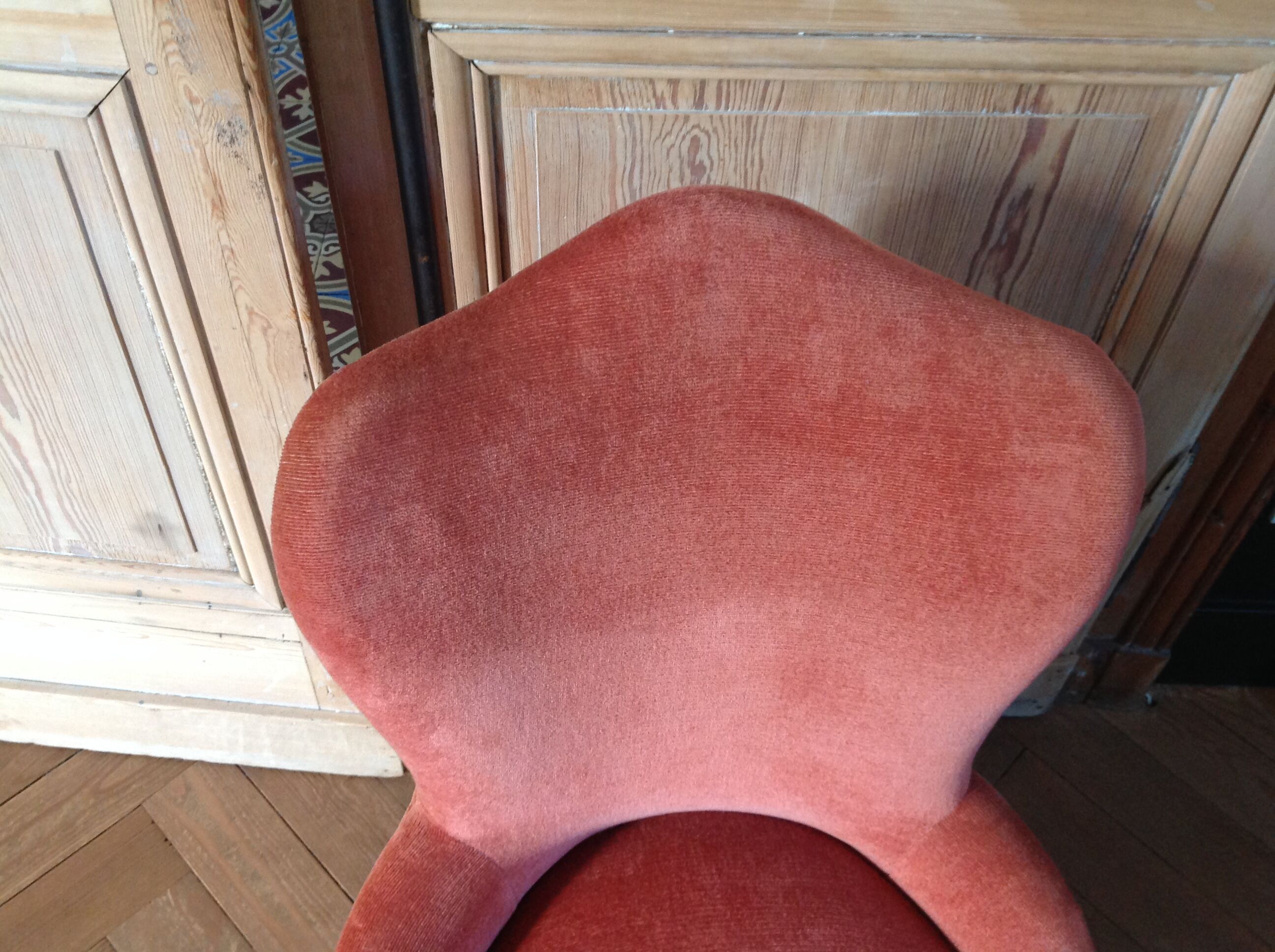 Pink velvet toad chair