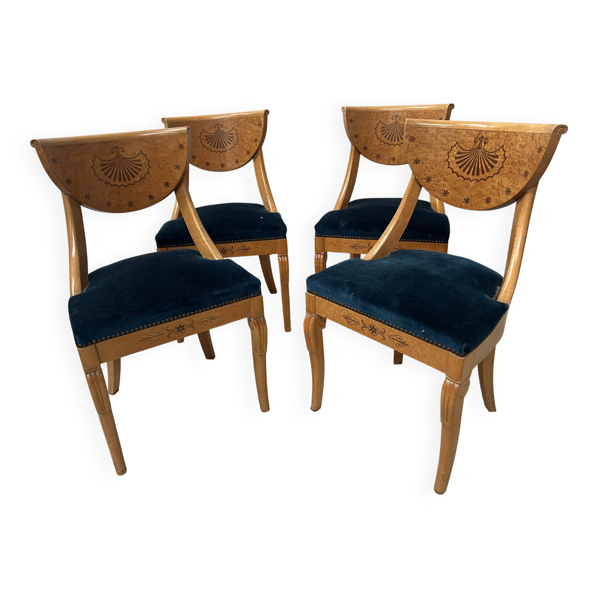 Suite de quatre chaises de style Charles X en bois d'érable XX siècle
