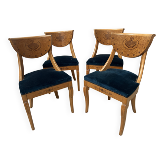 Suite de quatre chaises de style Charles X en bois d'érable XX siècle