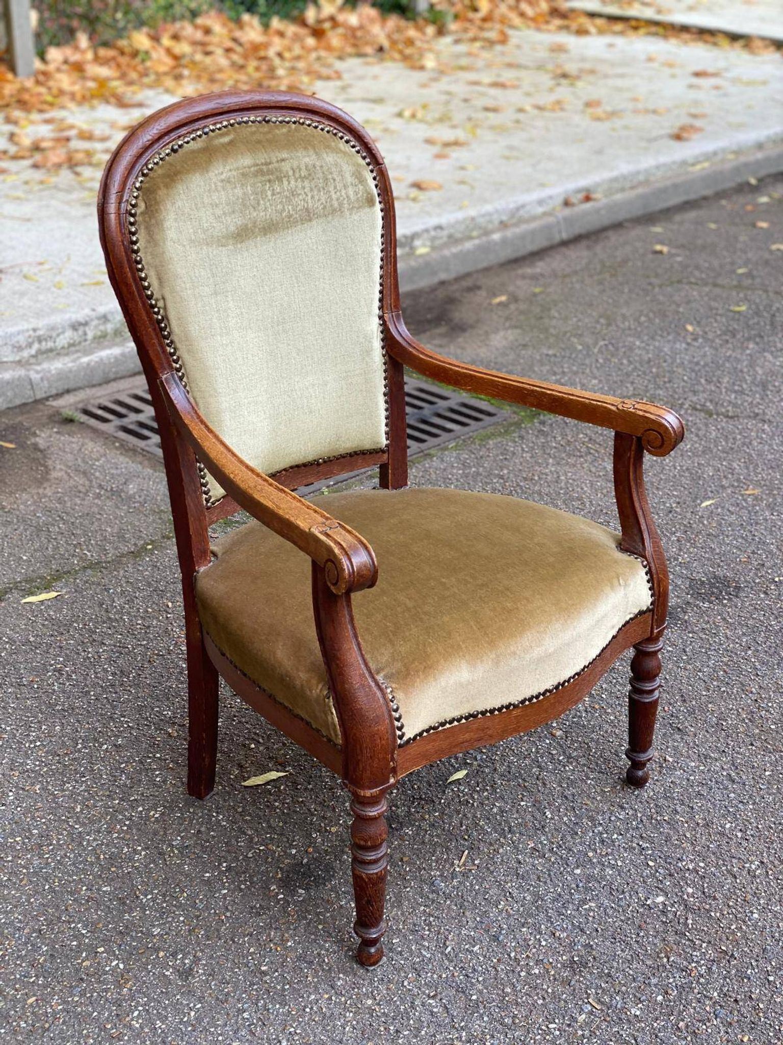 Fauteuil impérial en chêne et velours beige du 19ème siècle