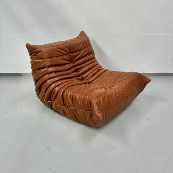 Chaise Togo en cuir cognac attribuée à Michel Ducaroy pour Ligne Roset.