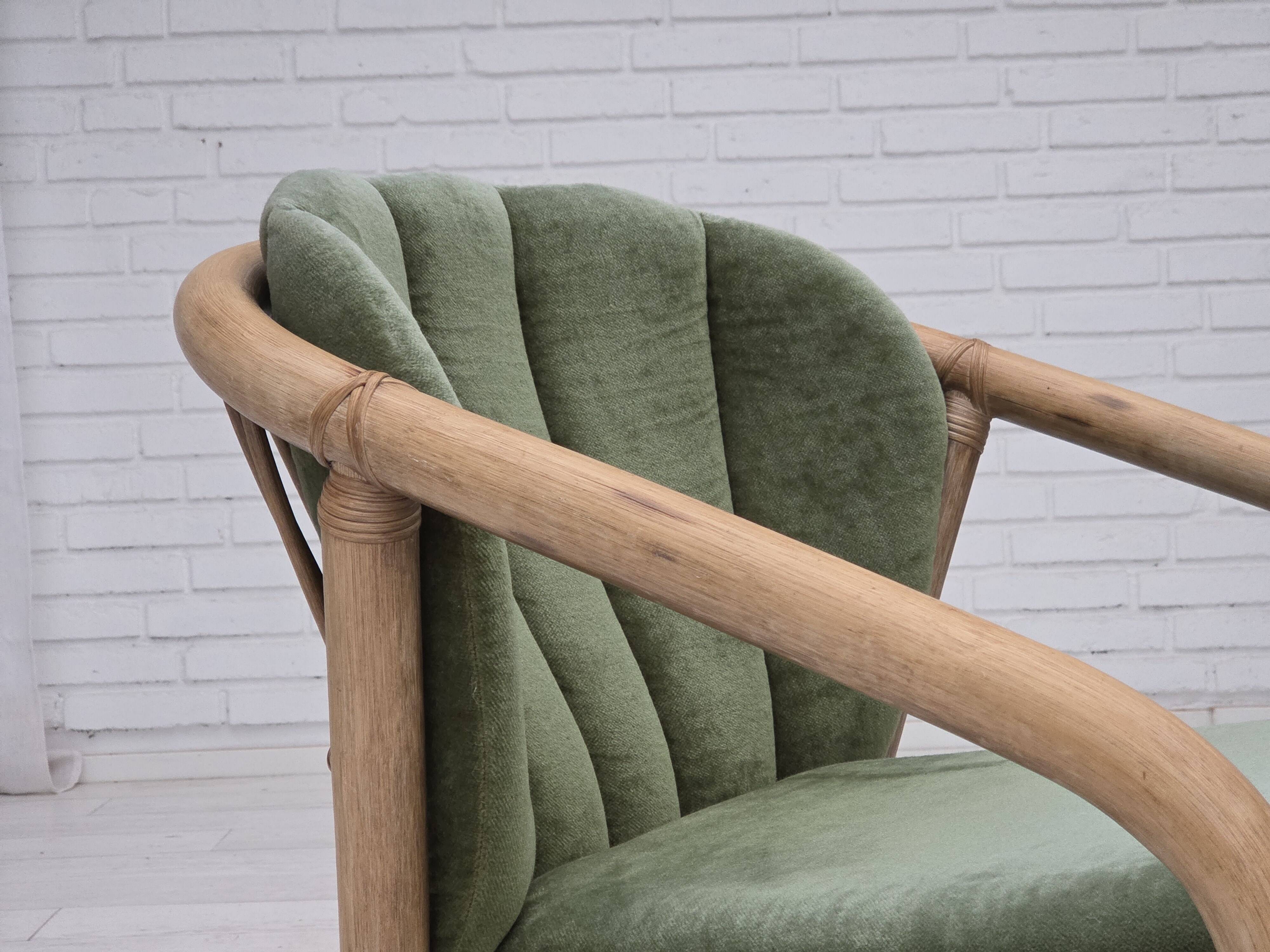 Années 1970, paire de fauteuils lounge scandinaves, mobilier en velours et rotin