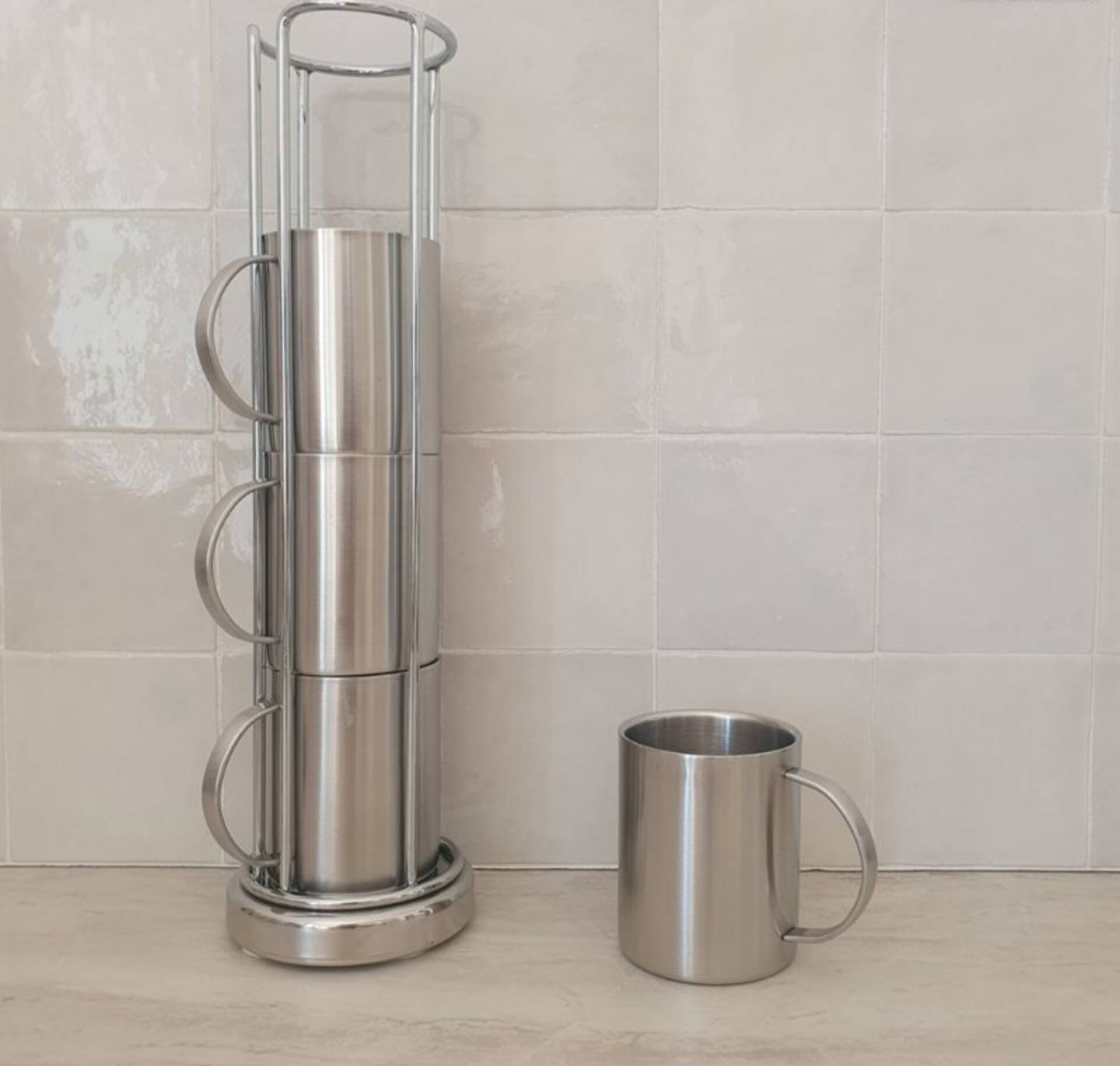 4 Grandes Tasses en inox et son support métallique