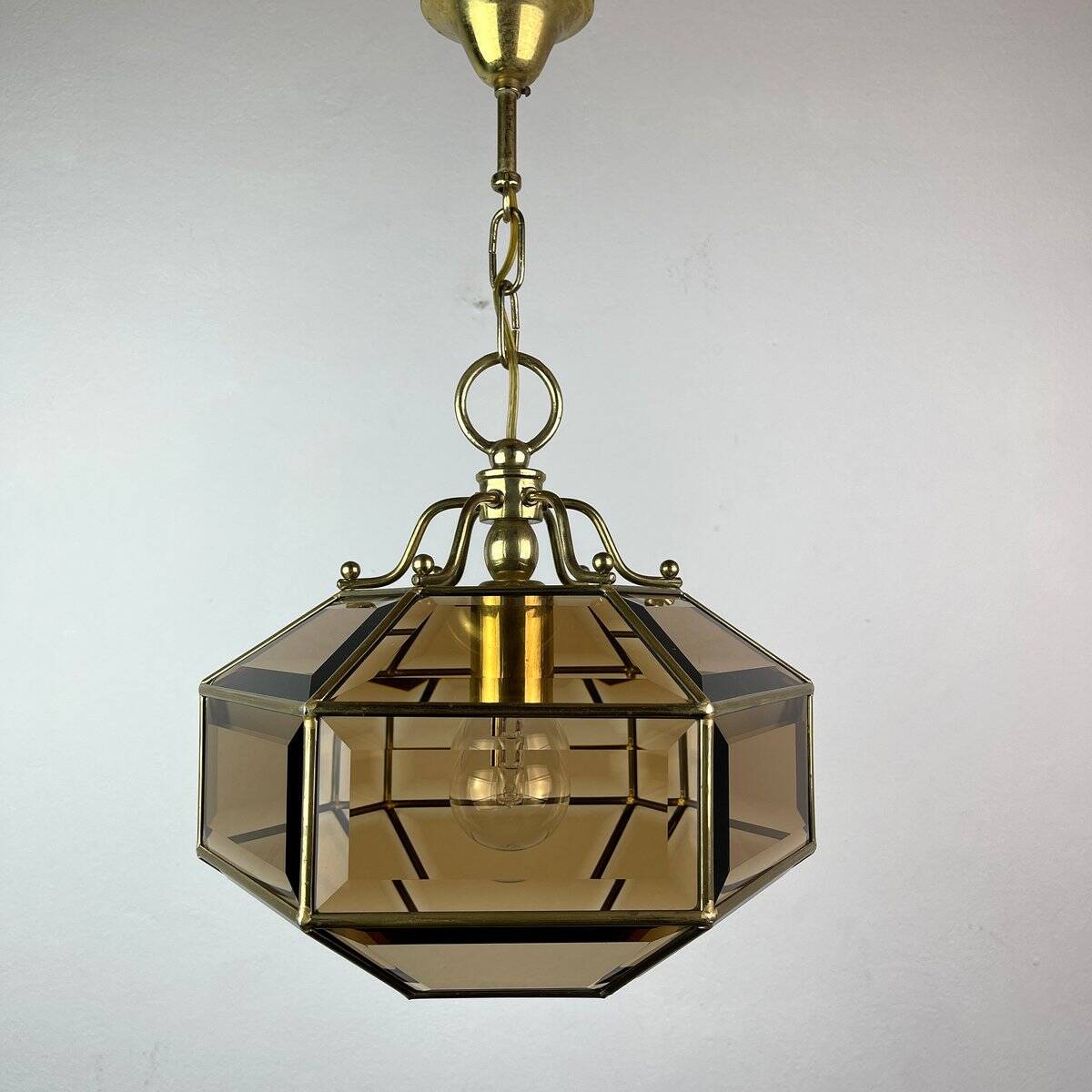 Vintage hexagonal diamond-cut crystal chandelier in gilded brass, Italy, 1960s.