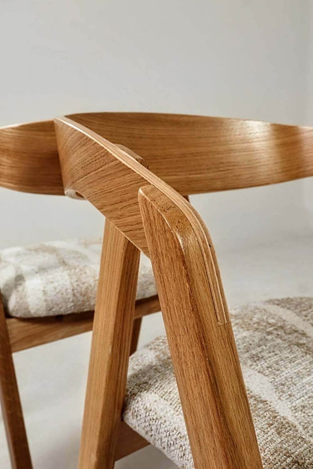 Paire de chaises scandinaves en chêne massif jaquard beige