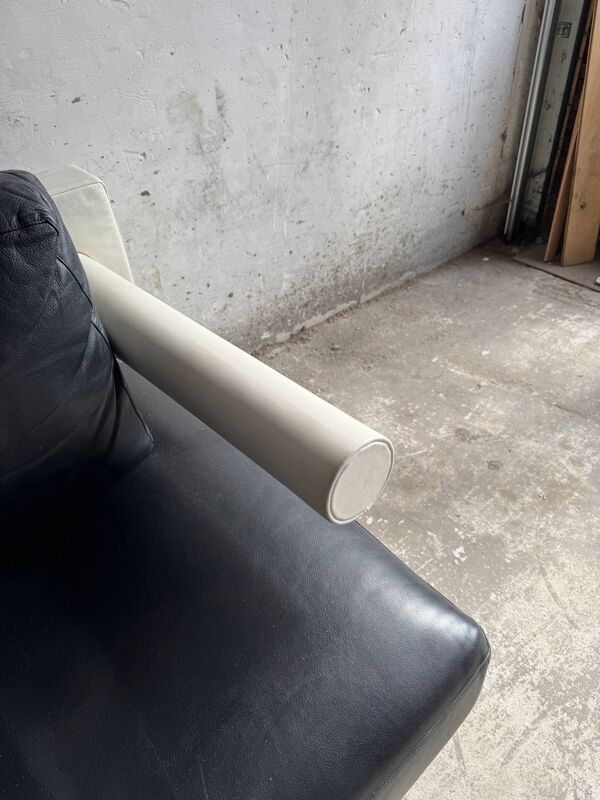 Canapé 2 places en cuir BnB Italia Sity — assise noire et base en cuir blanc