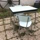 Table et chaises en formica vert d'eau