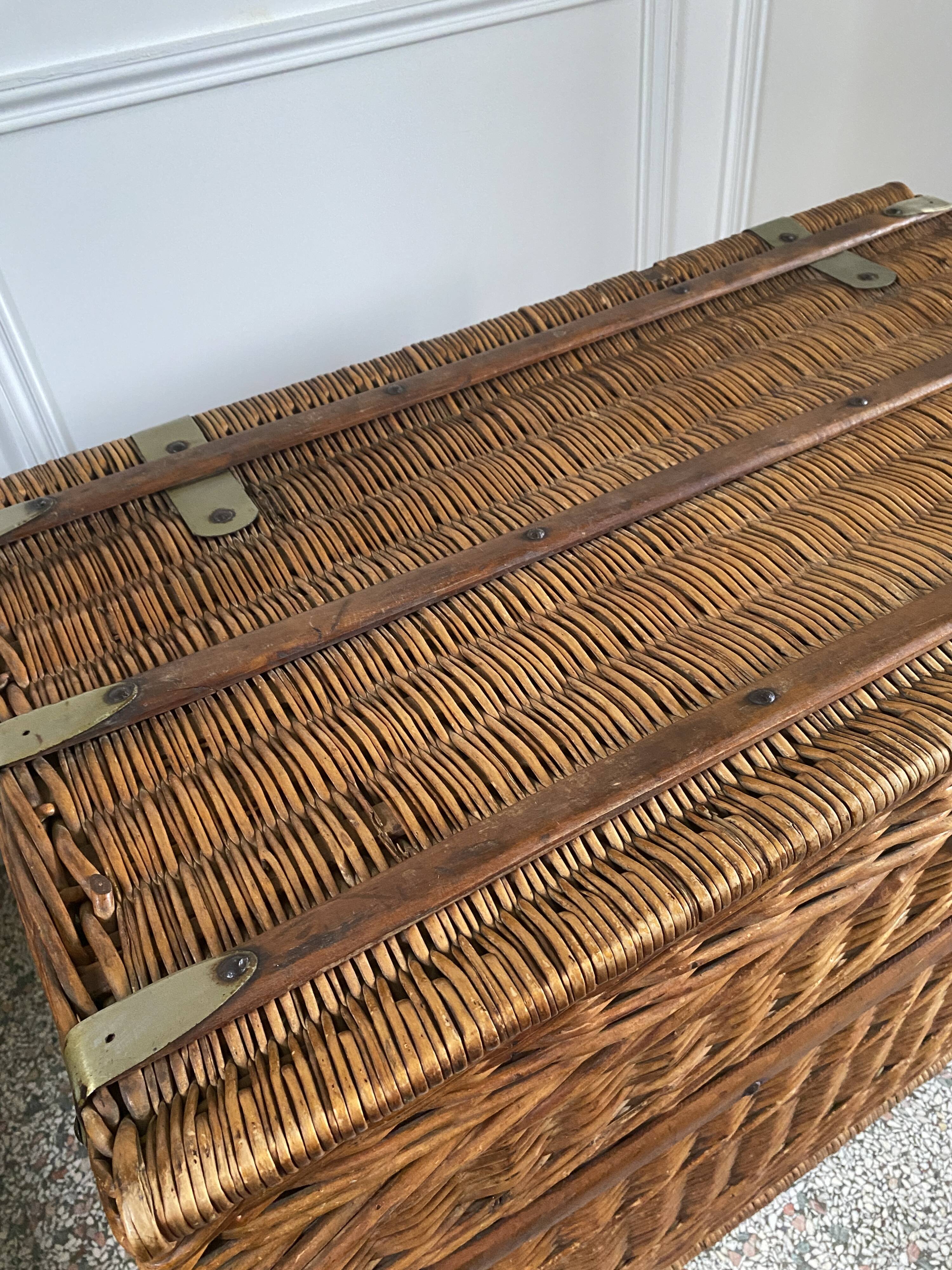 Malle / coffre en osier rotin vintage doublé tissu vert