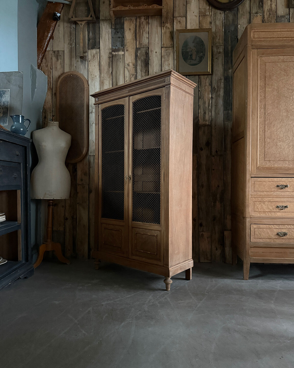 Old library with grilles (renovated)