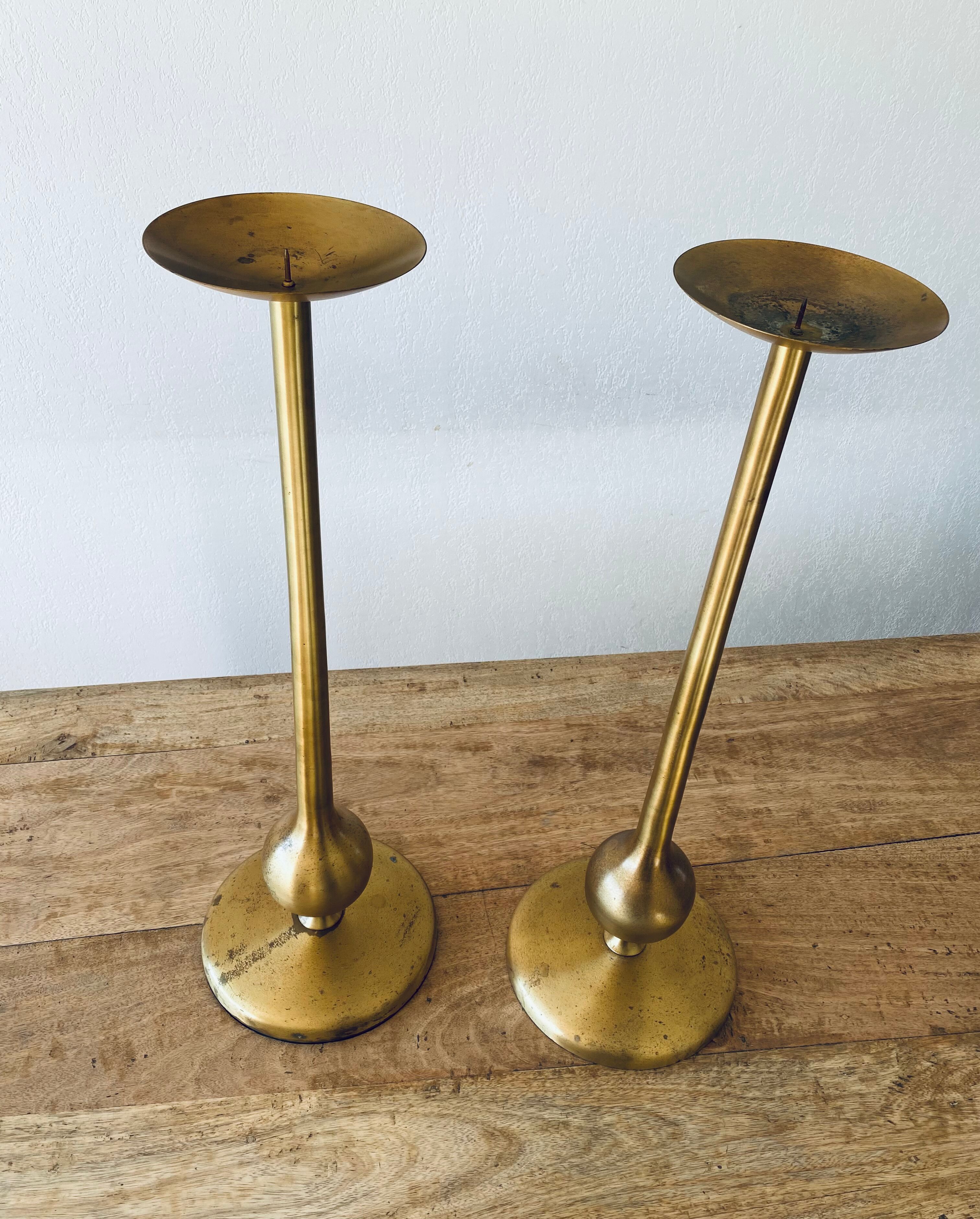 Paire de candélabres en laiton brossé