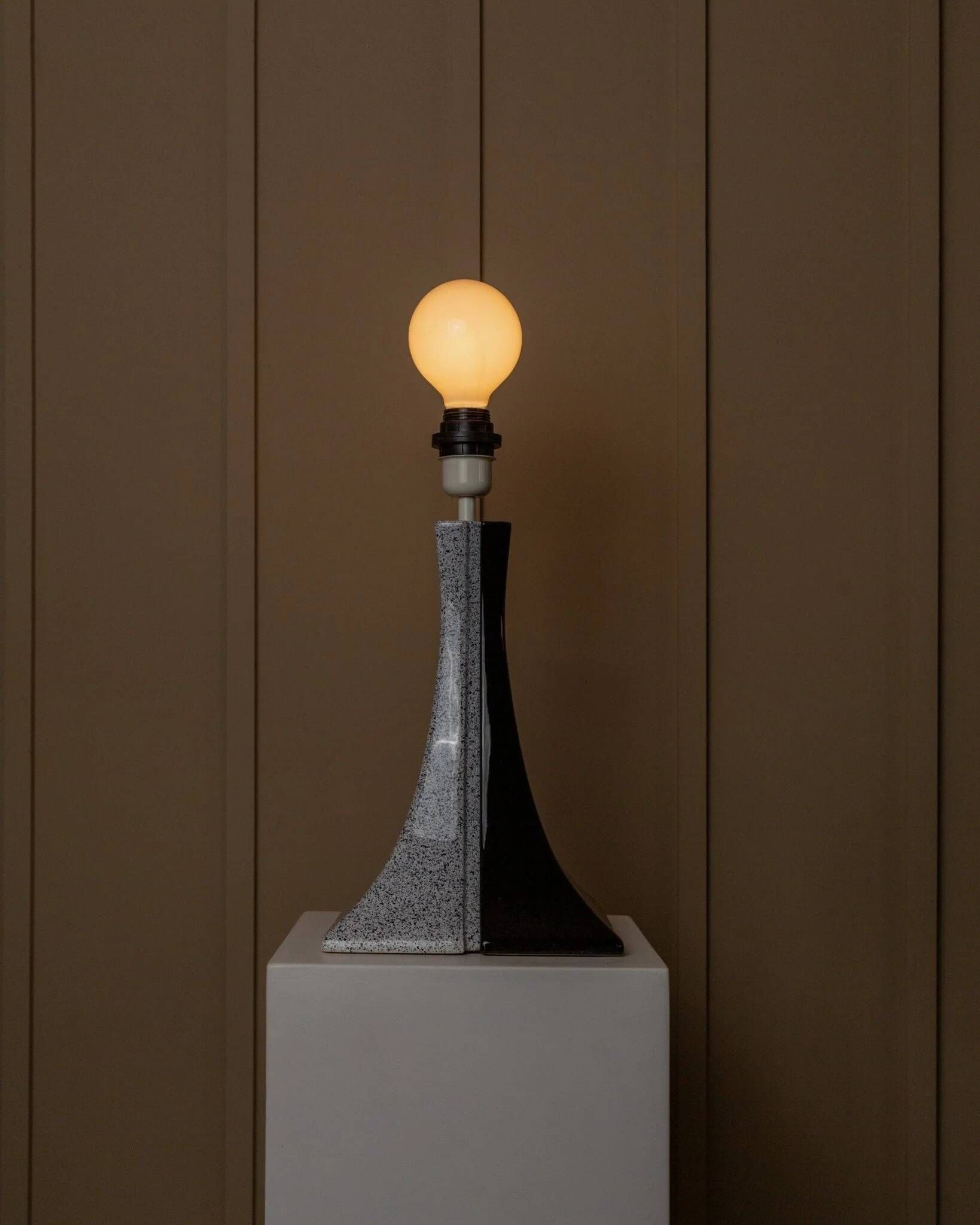 Lampe en céramique noire et blanche - Fabriquée à la main en Italie, lumière de chevet moderne de style Memphis