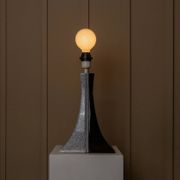 Lampe en céramique noire et blanche - Fabriquée à la main en Italie, lumière de chevet moderne de style Memphis