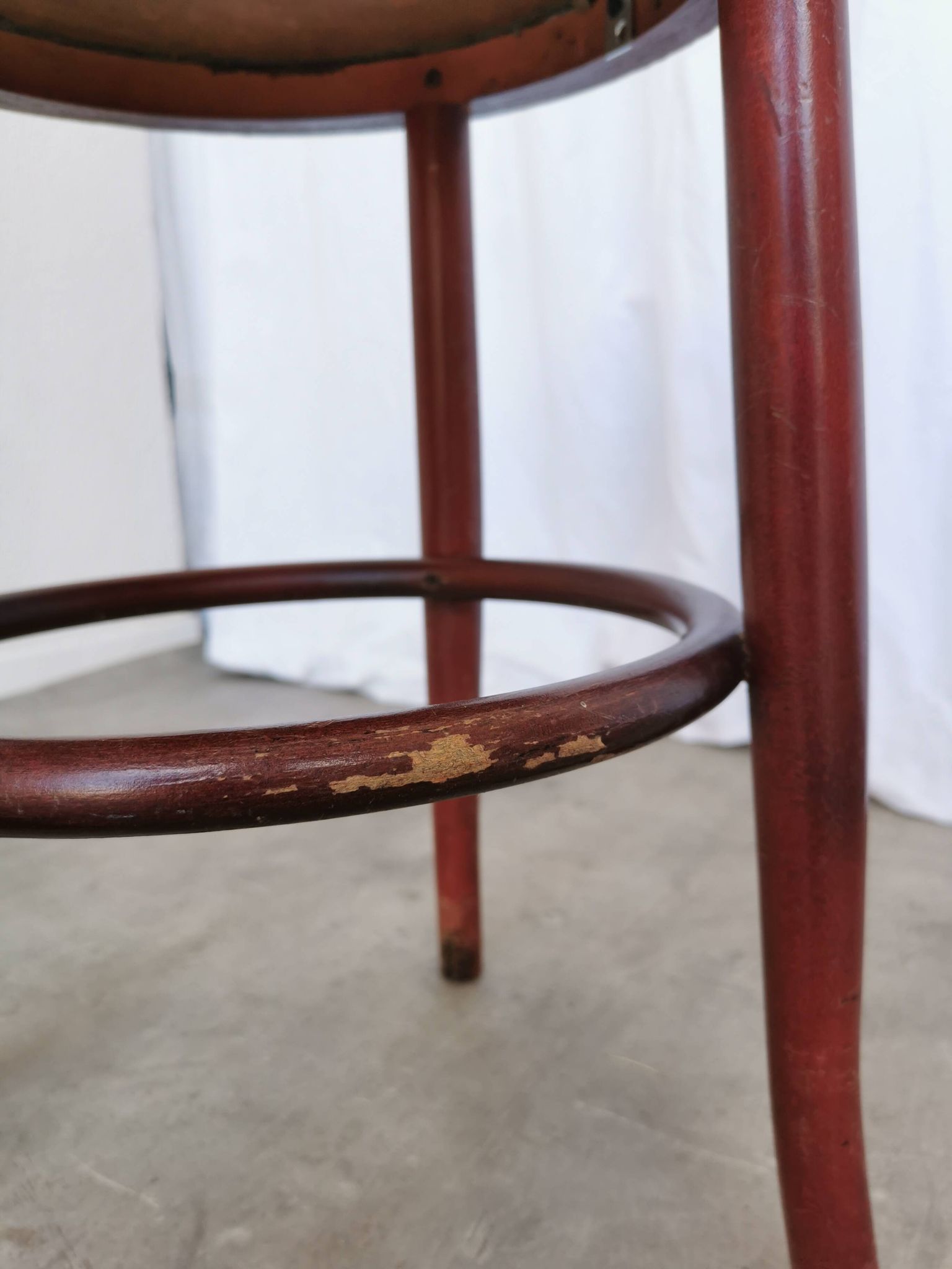 Tabouret de pub irlandais vintage : assise en cuir vert, bois courbé, style Thonet