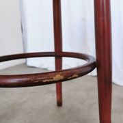 Tabouret de pub irlandais vintage : assise en cuir vert, bois courbé, style Thonet