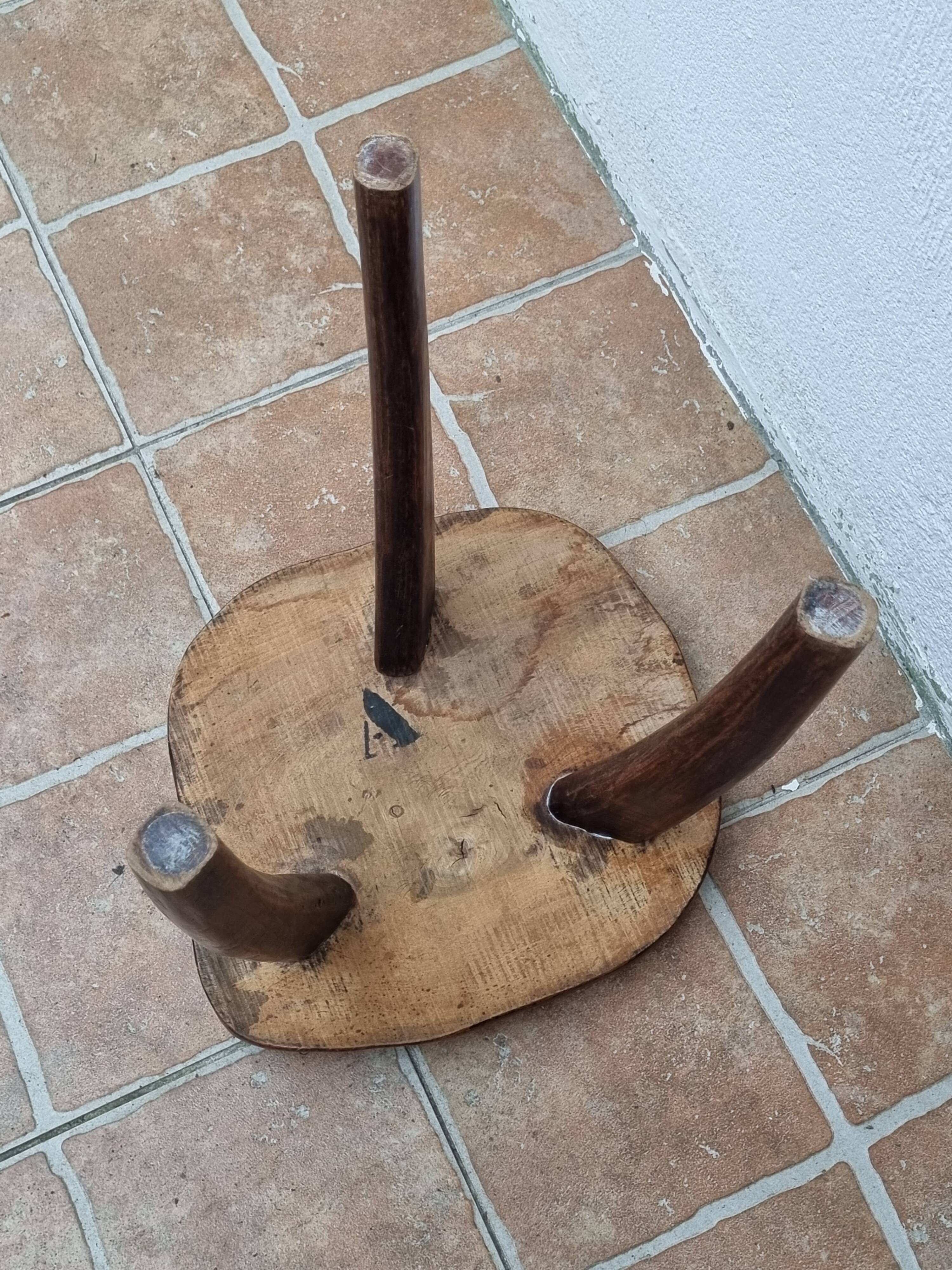 Low tripod stool in solid wood, design by Henri Bataille, 35 cm