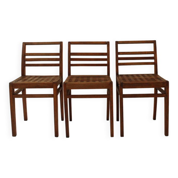 3 chaises modèle 103 avec assises en caillebotis de René Gabriel