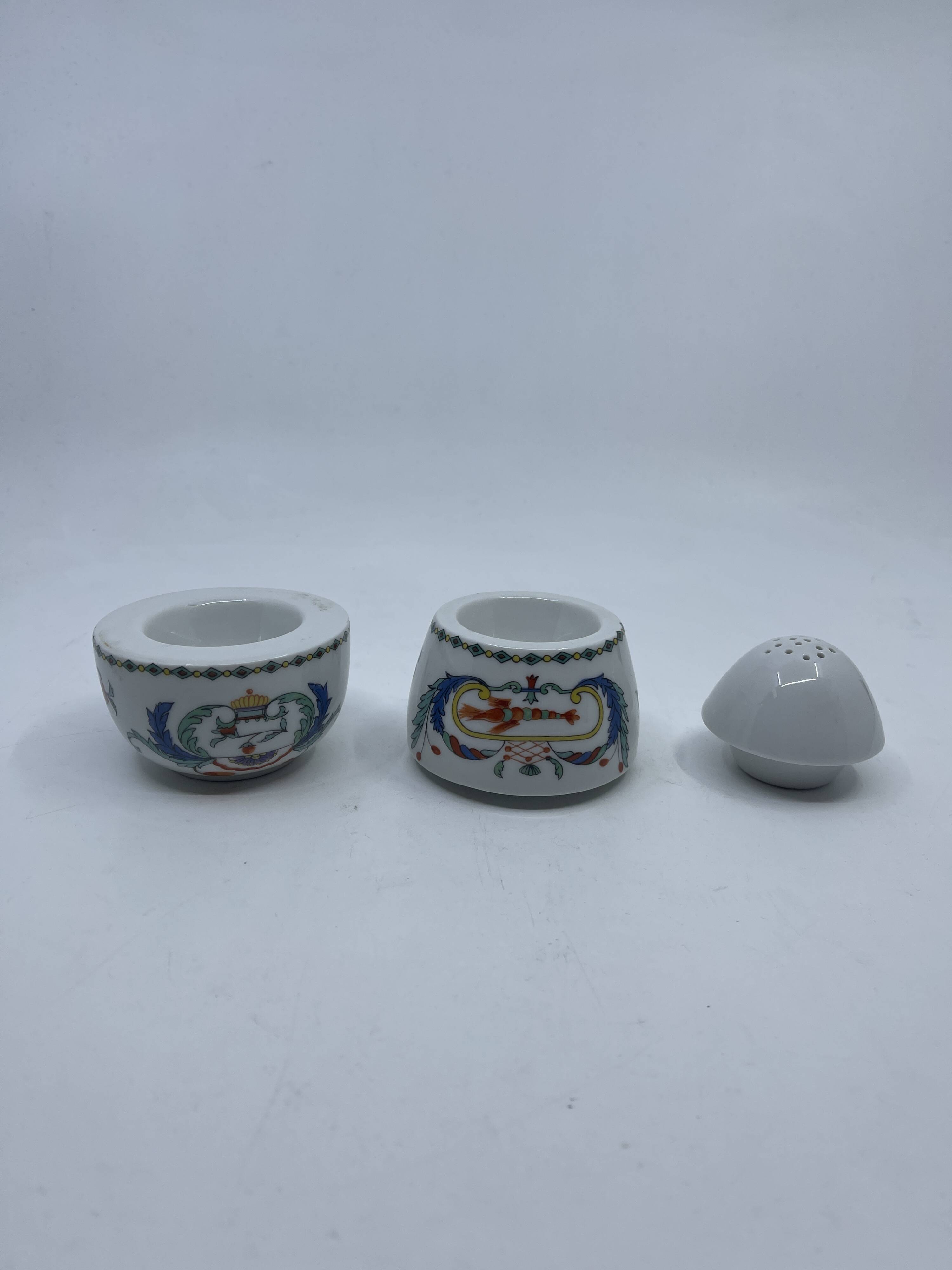 Service de table en porcelaine de Paris modèle décor Pavot, 21 pièces