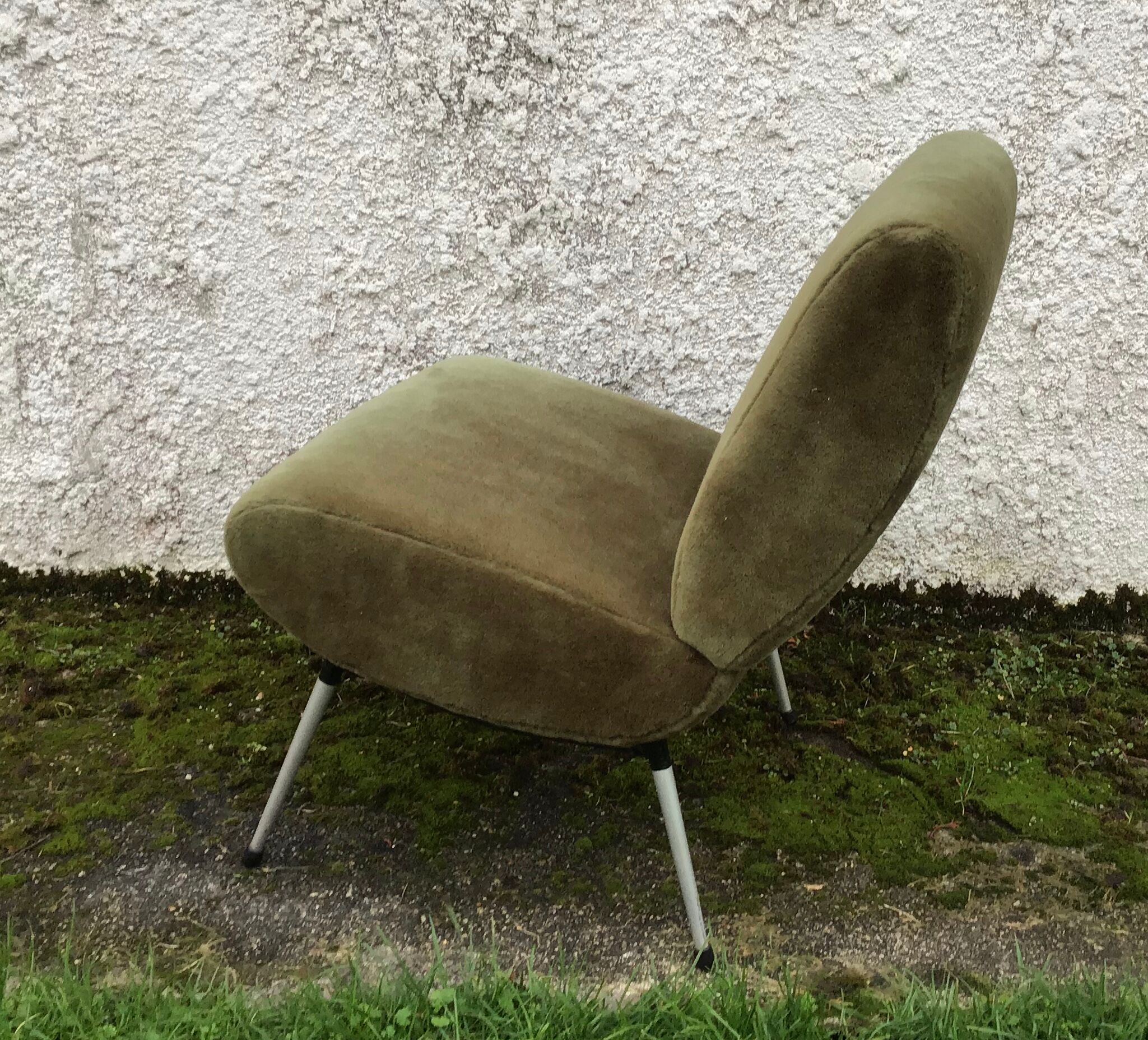 Pelfran low chair kiss model