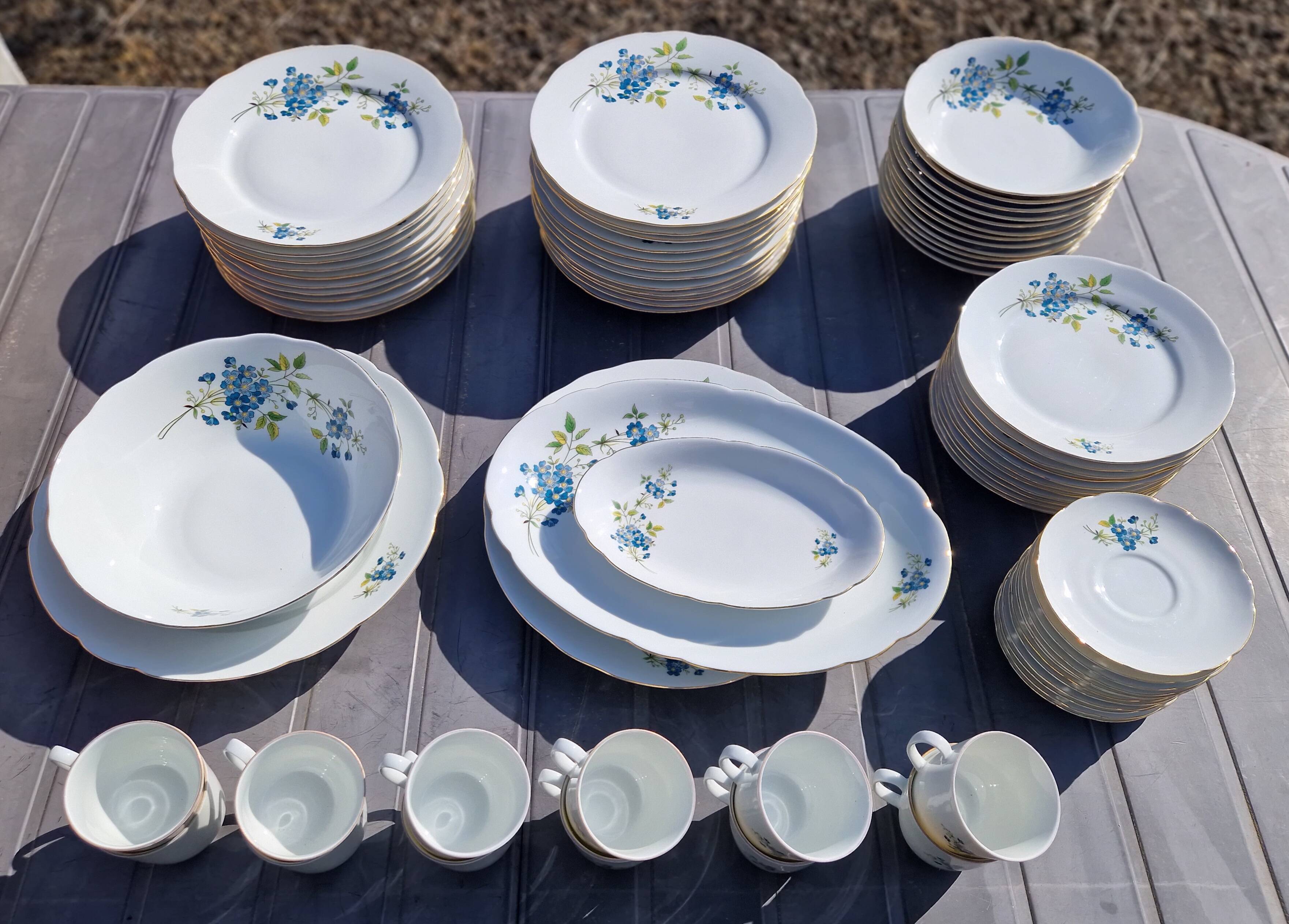 Porcelain tableware service by Bareuther, 75 pieces with a forget-me-not design.