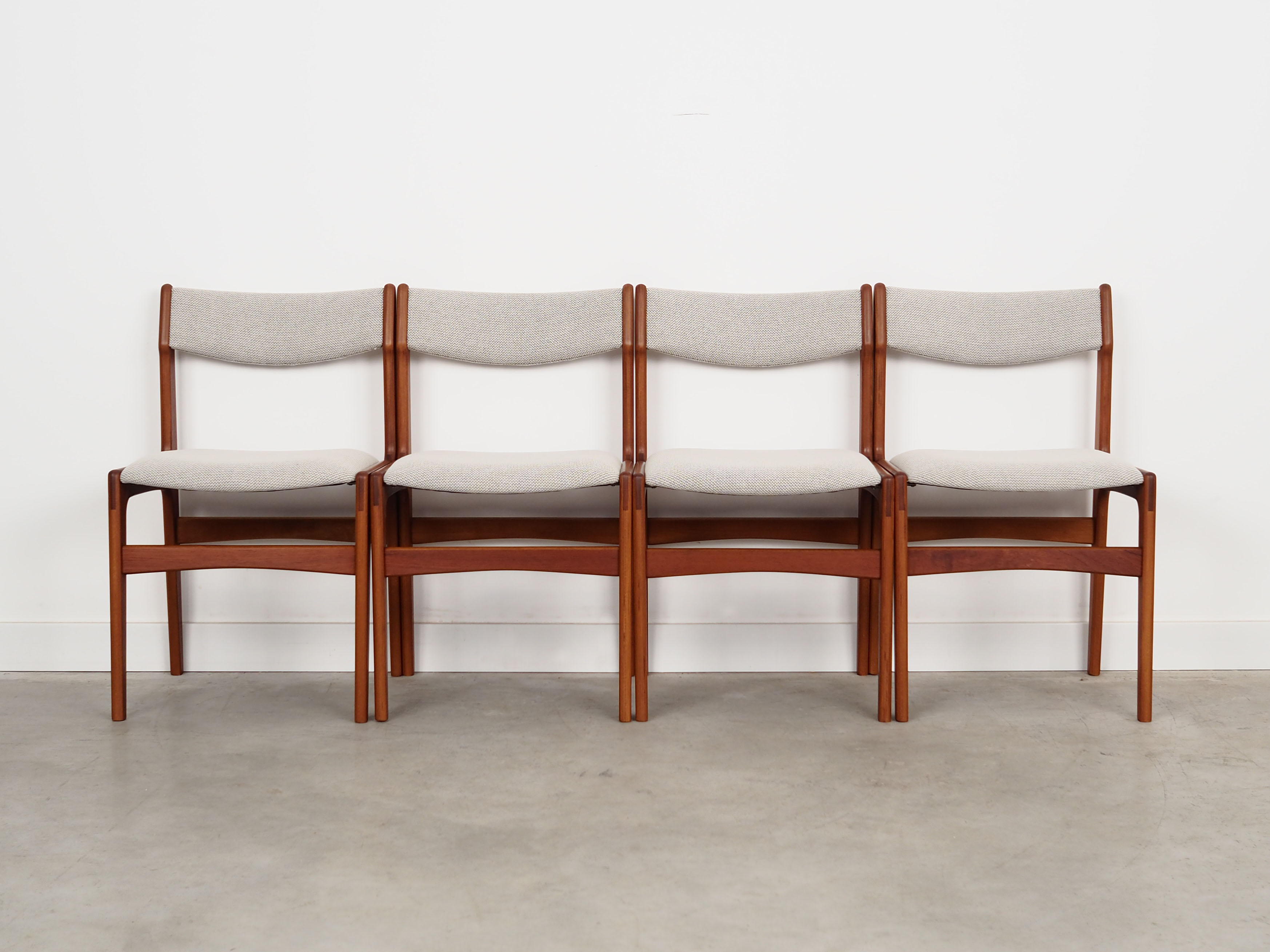 Ensemble de quatre chaises en teck, design danois, années 1970, production: Danemark