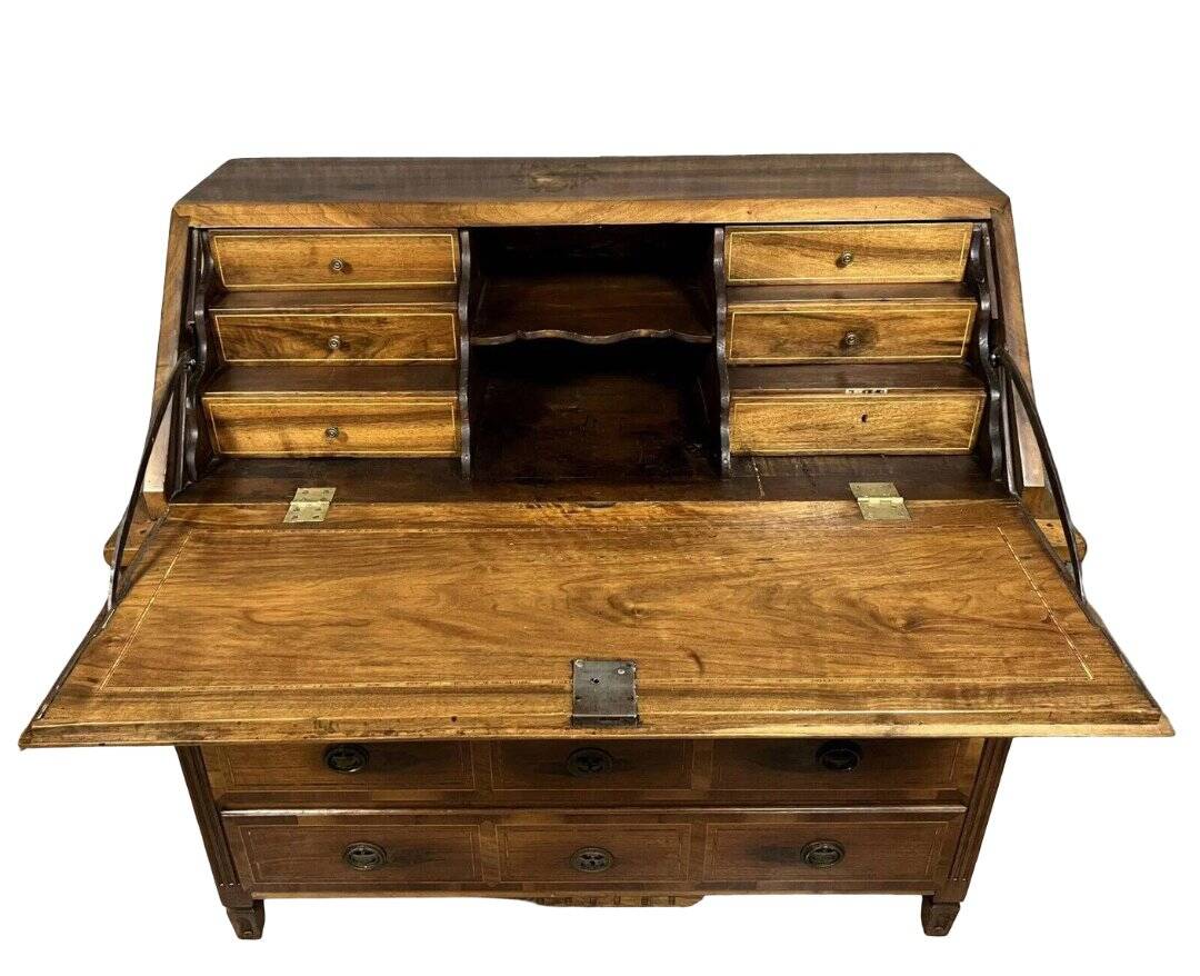 Commode scribanne from the Louis XVI period in walnut burl with marquetry decoration.