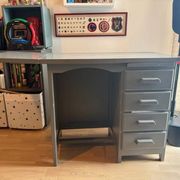 Bureau de comptable et sa chaise a patins de chez laurette