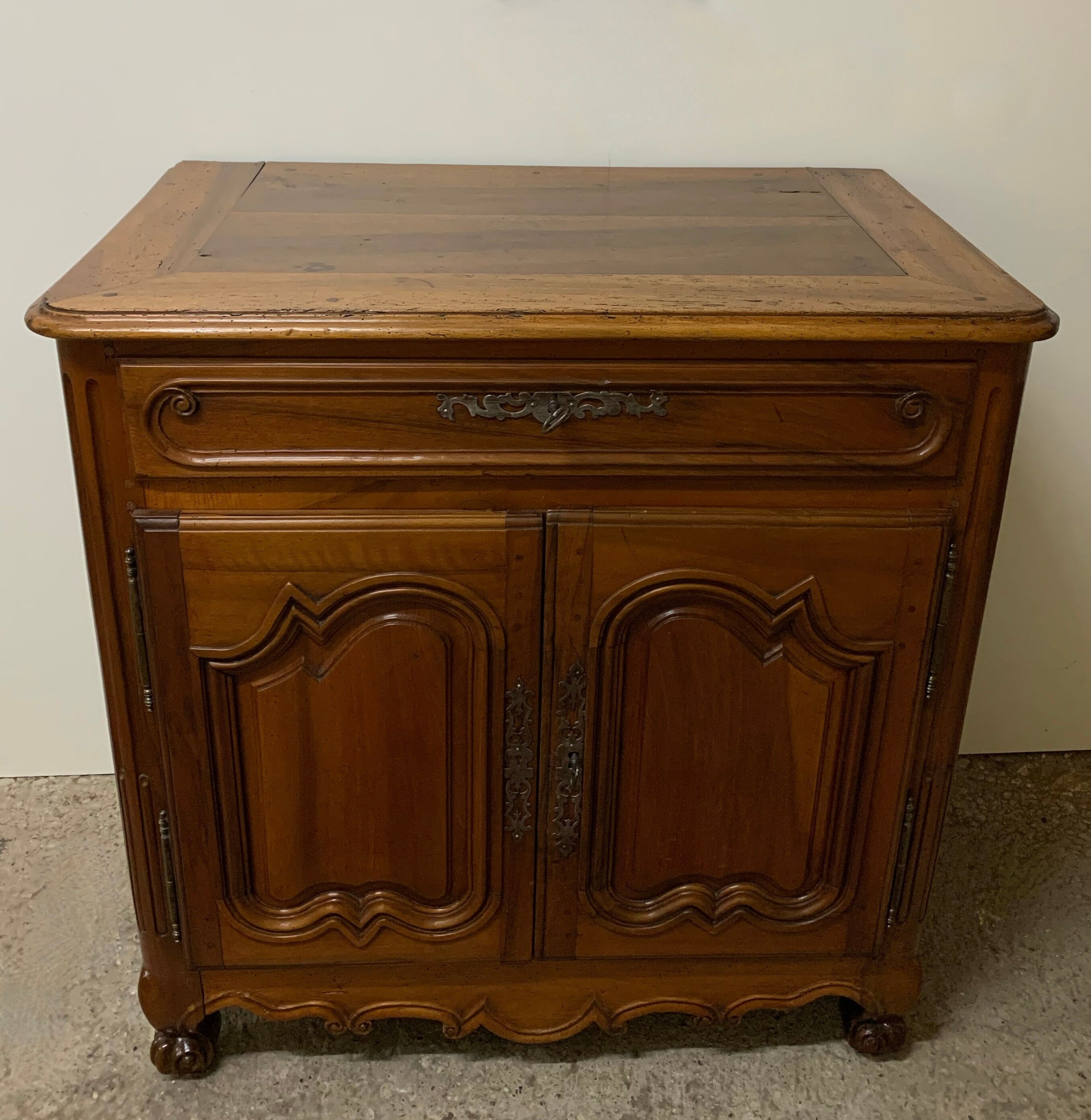 Bahut en noyer Louis XV d époque de la fin du XVIII siècle