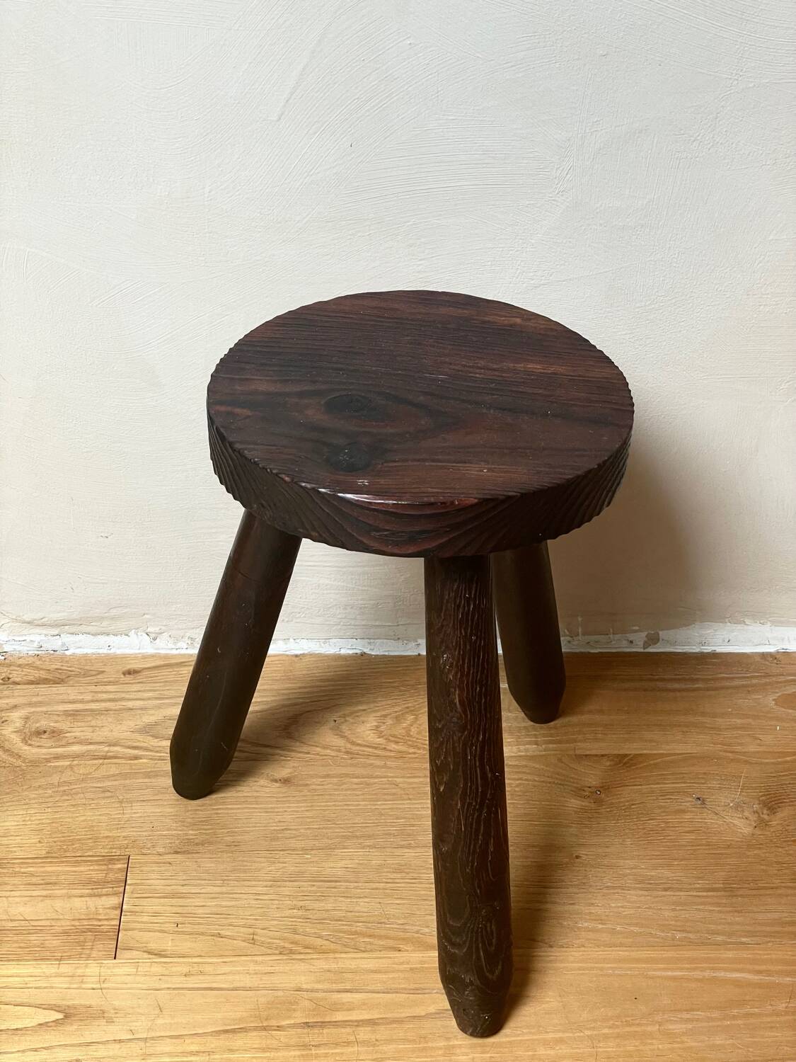 Tripod farm stool