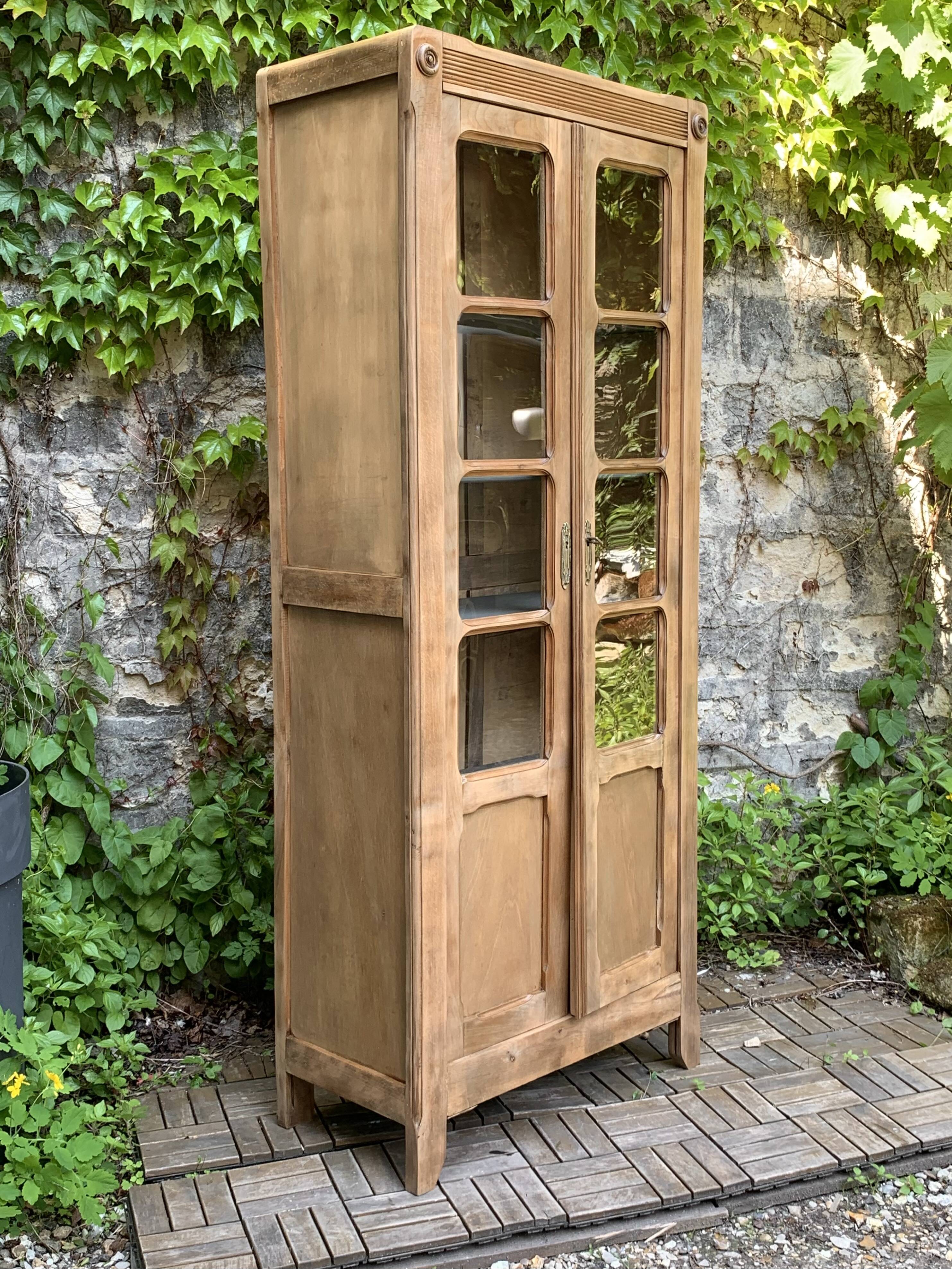 Armoire parisienne vitrée en bois brut, 1940