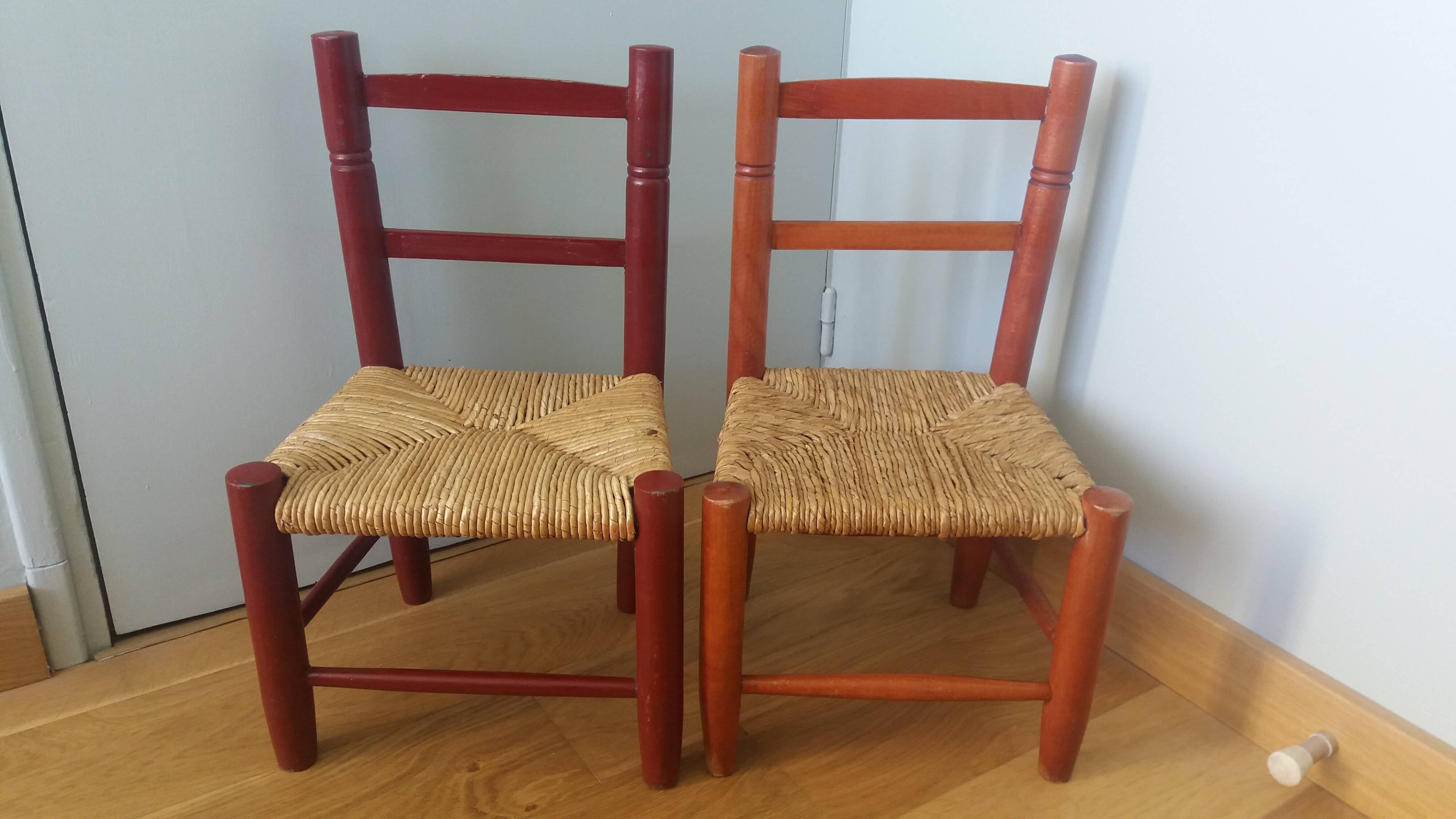 Children's straw chairs made of wood and straw.