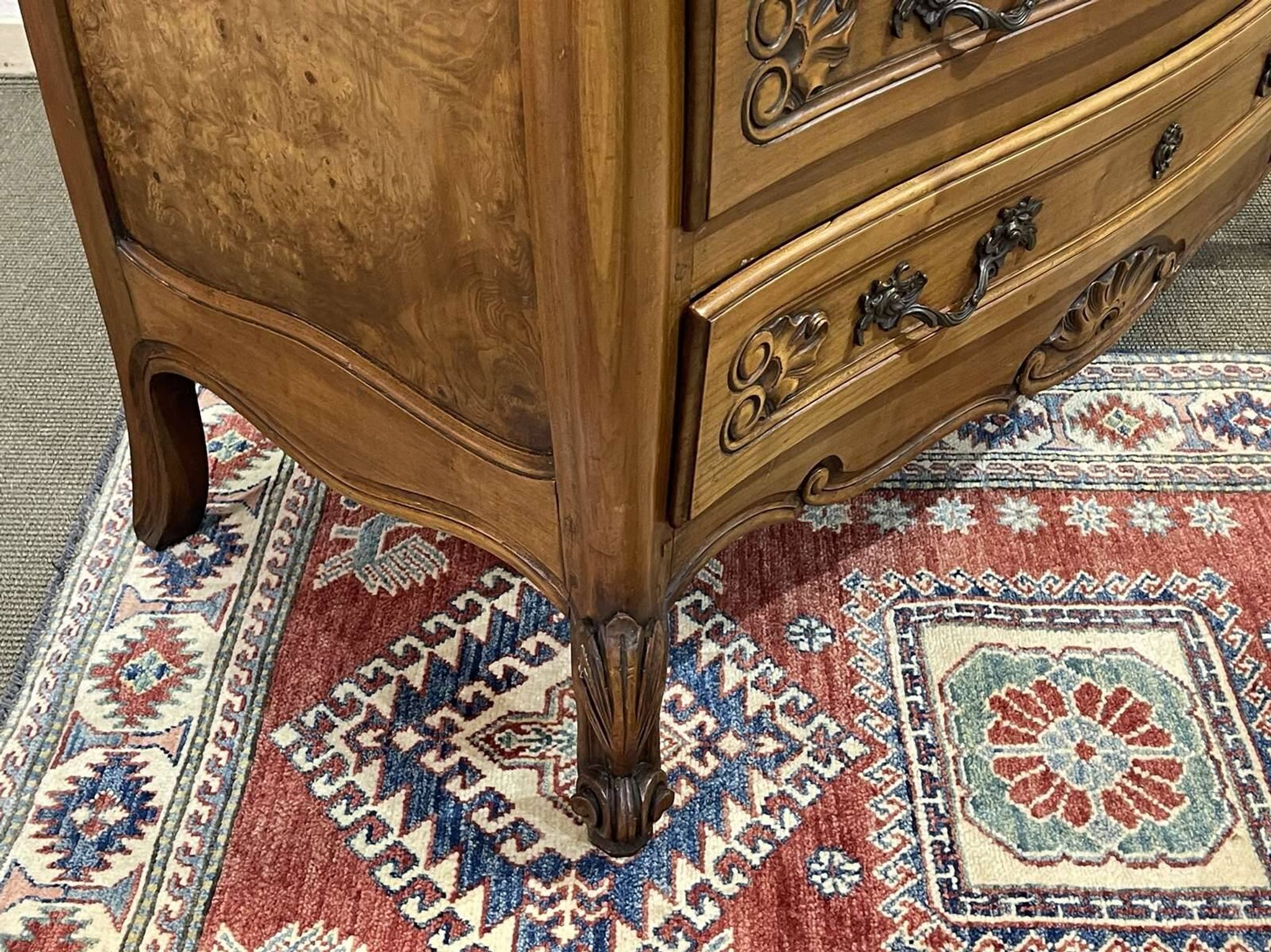 Commode de style Louis XV des années 1950 en merisier et loupe d'orme