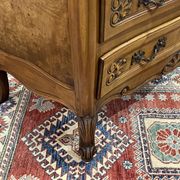 Commode de style Louis XV des années 1950 en merisier et loupe d'orme