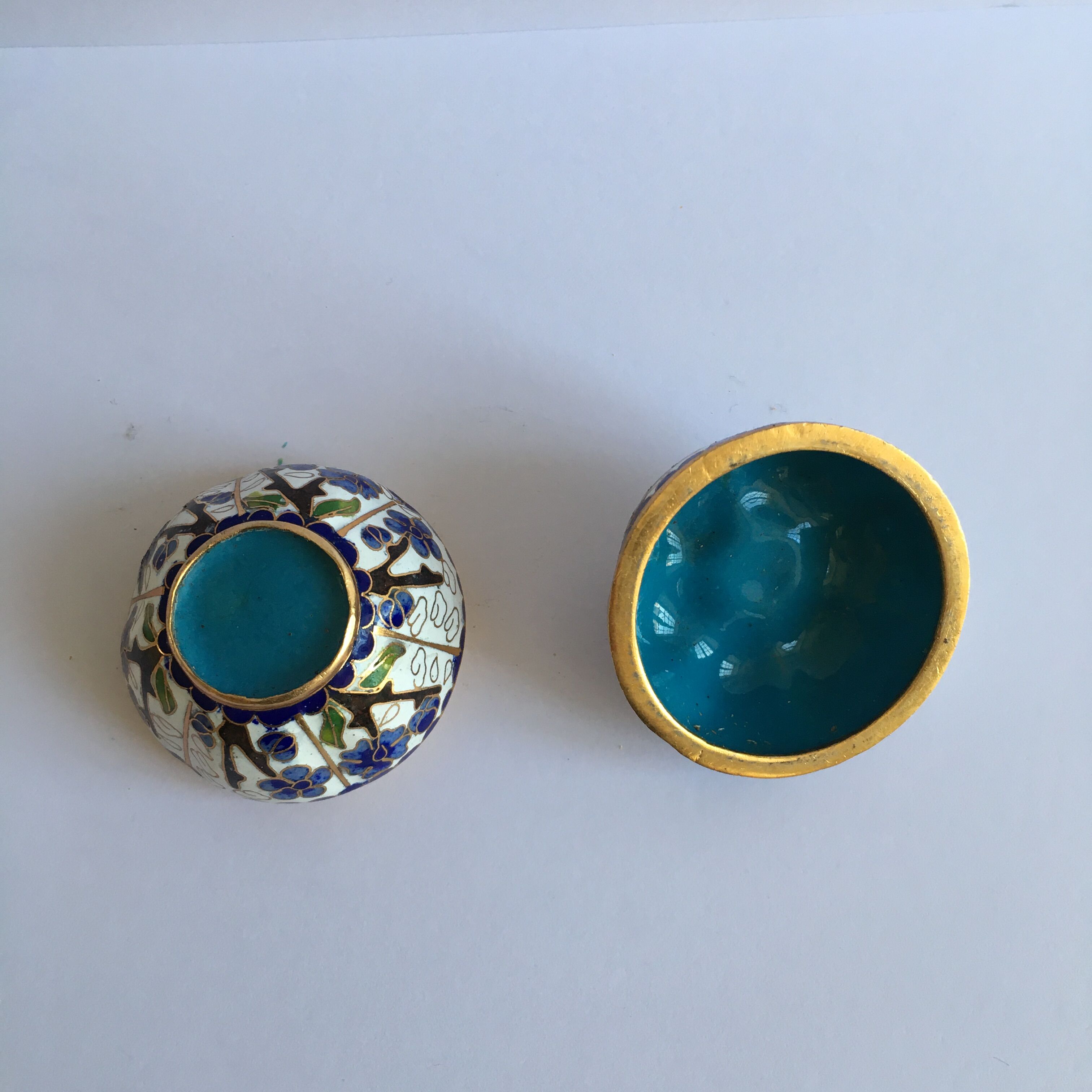 Small Chinese box partitioned enamels